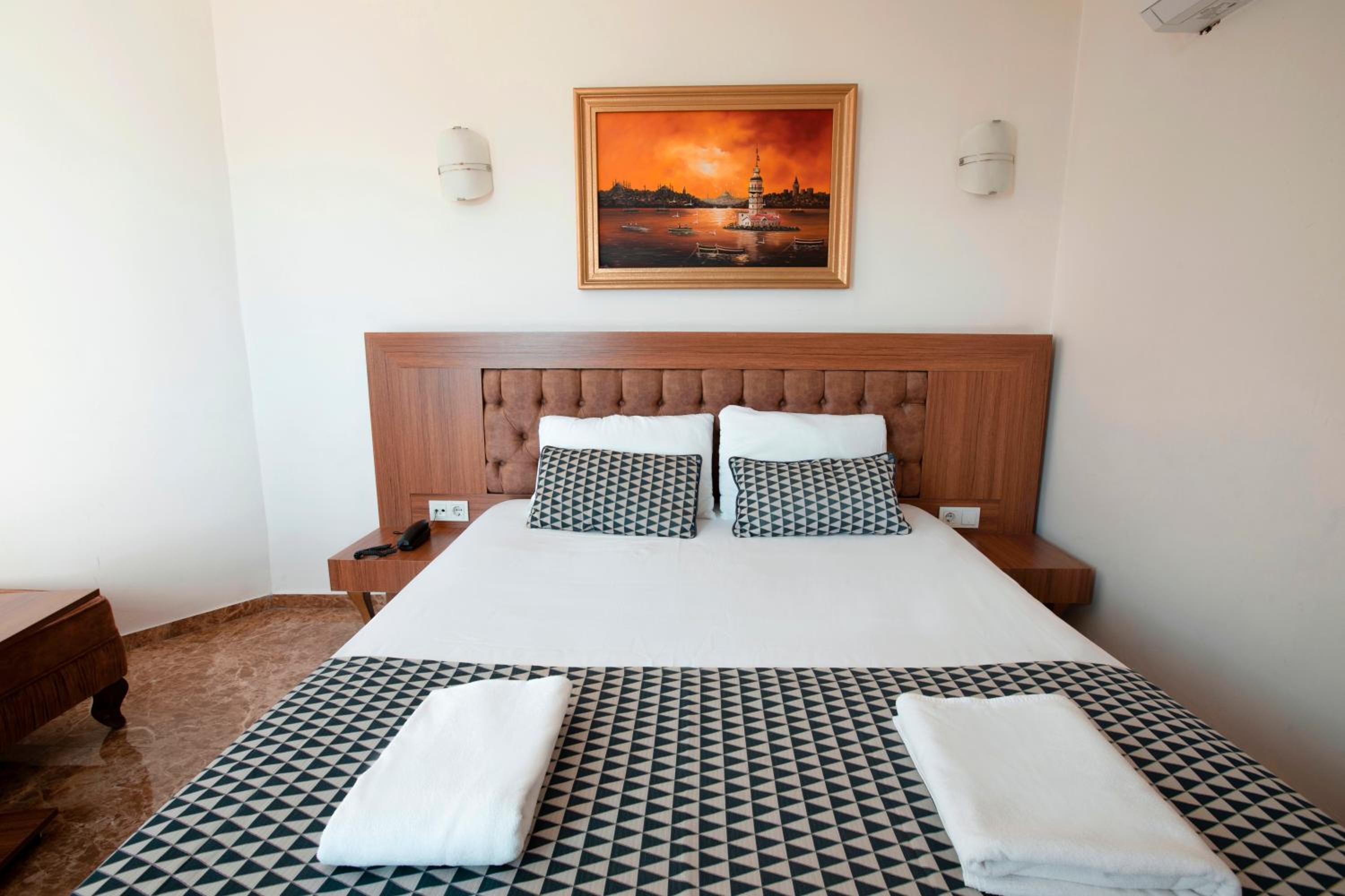 Standard Single Room with Partial Sea View