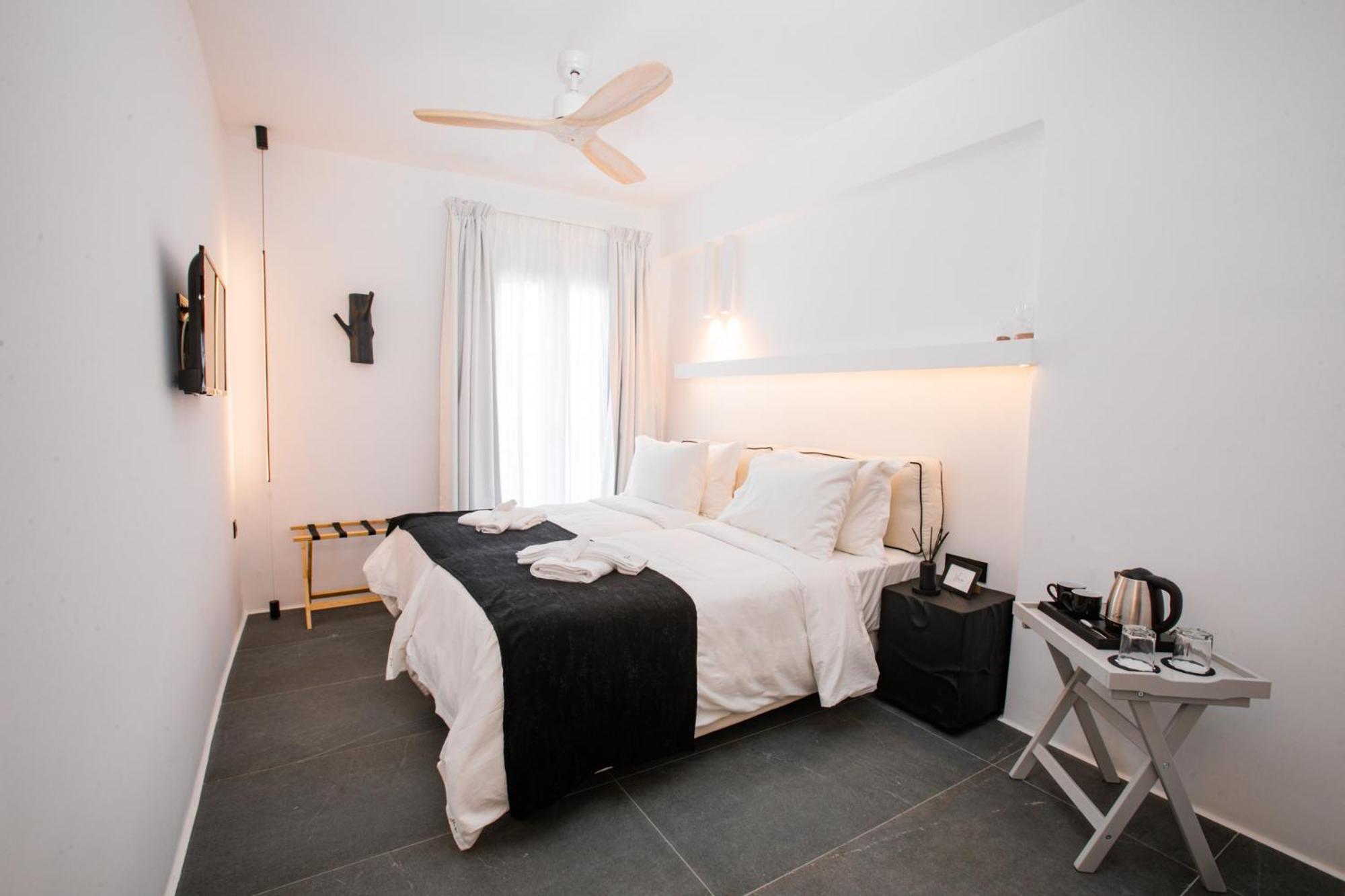 Deluxe Double Room with Balcony - Photo 6