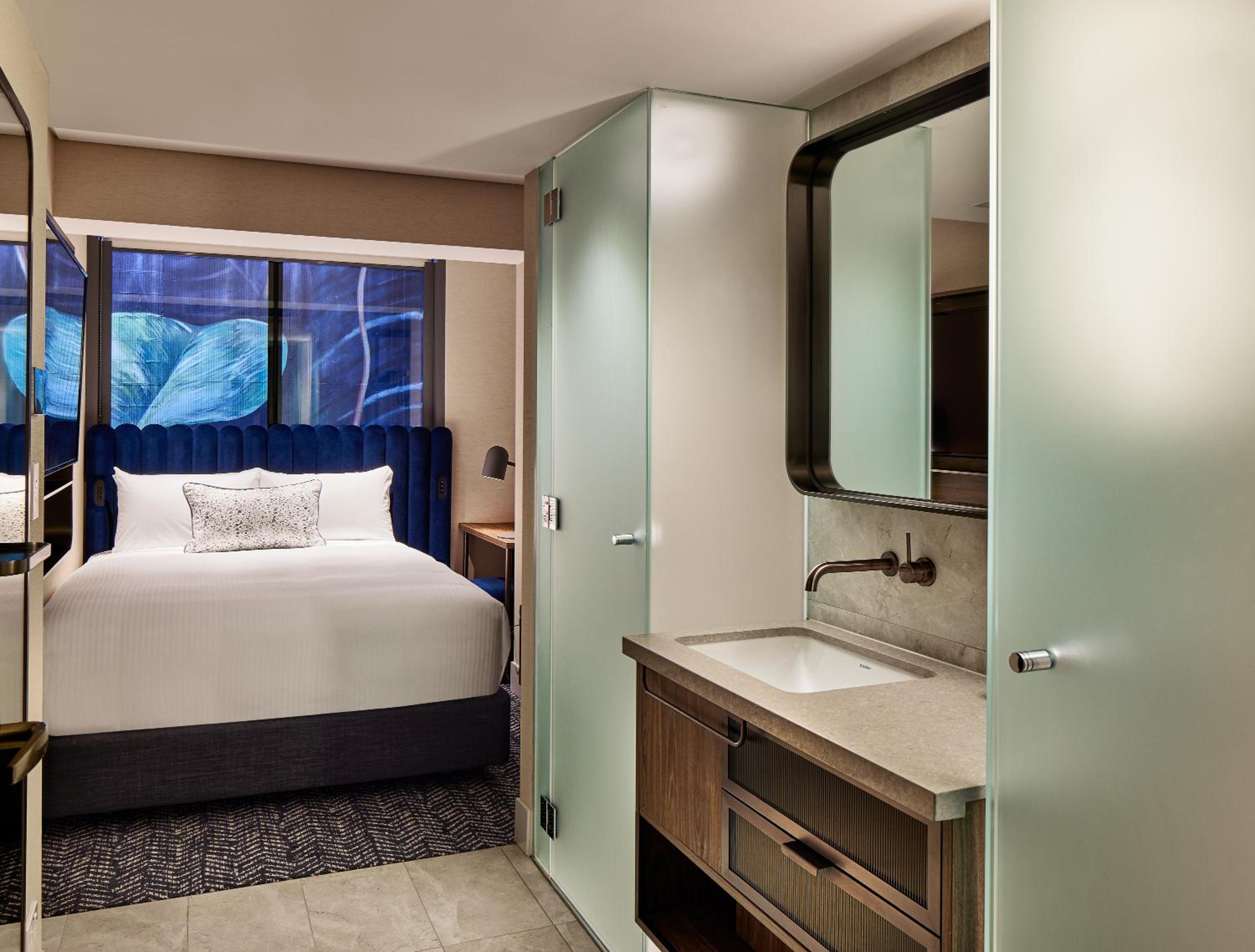 Small Queen Room with Mural View - Non-Smoking