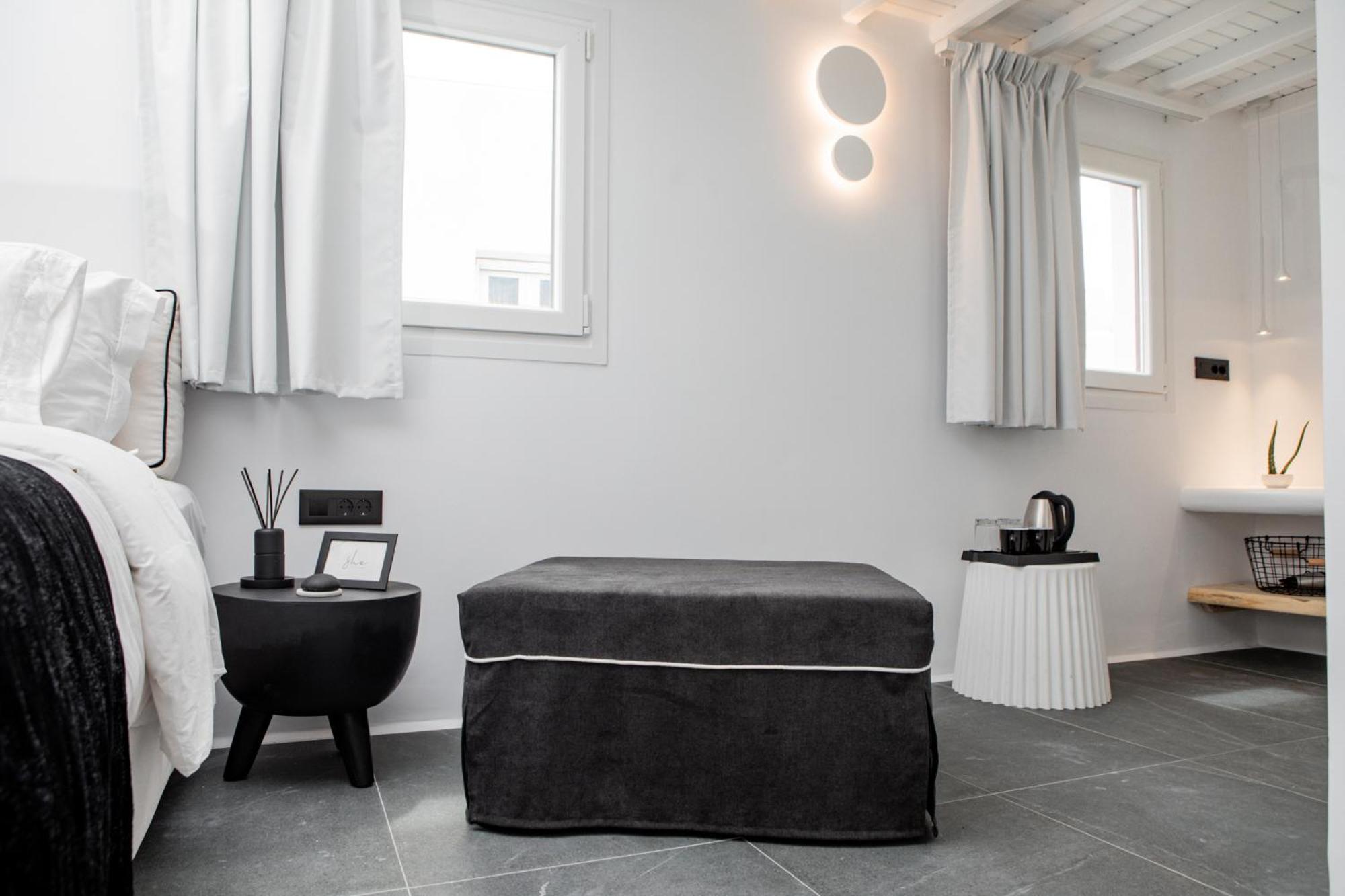 Deluxe Double Room with Balcony - Photo 10
