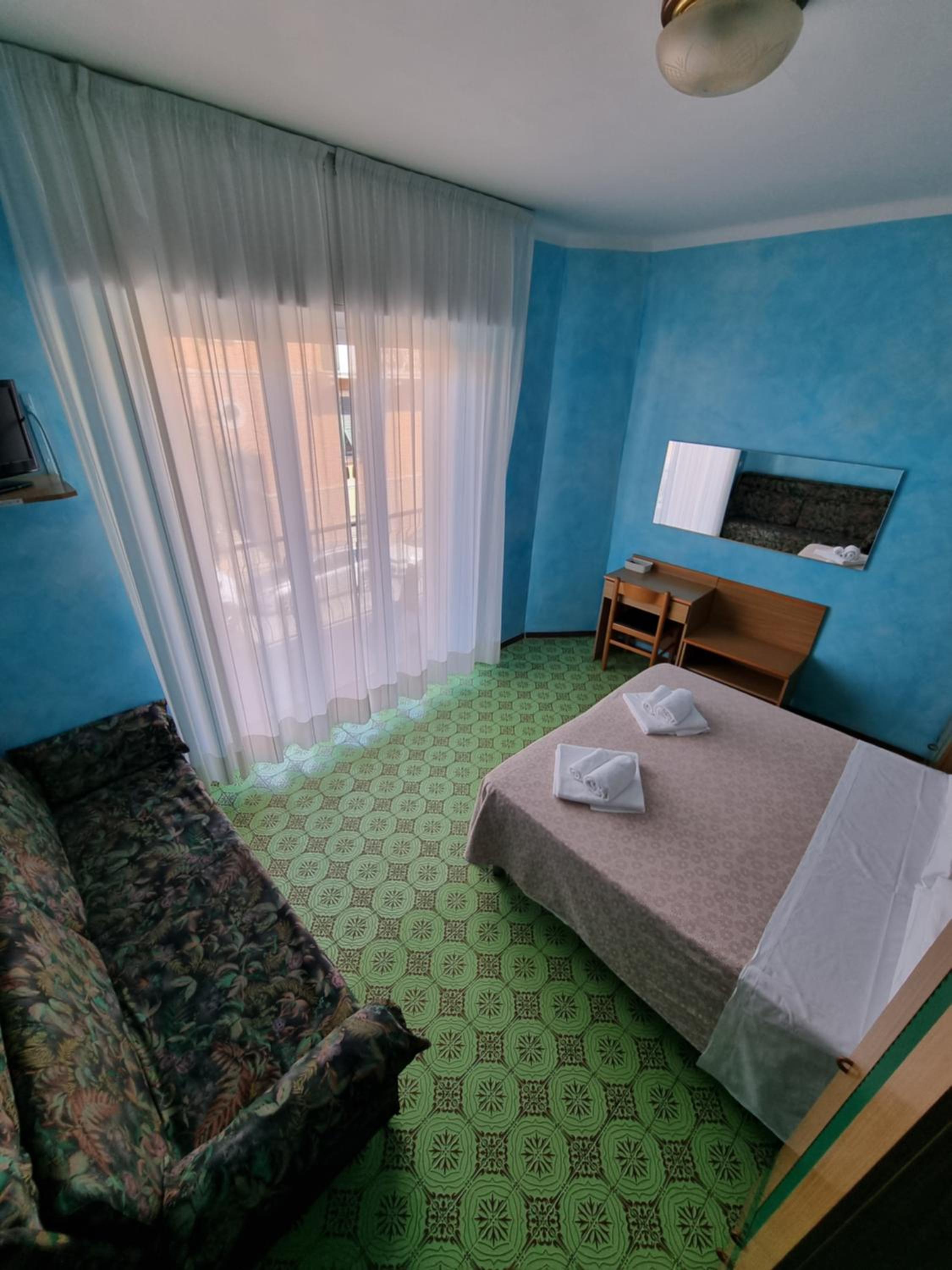 Quadruple Room with Balcony - Photo 9