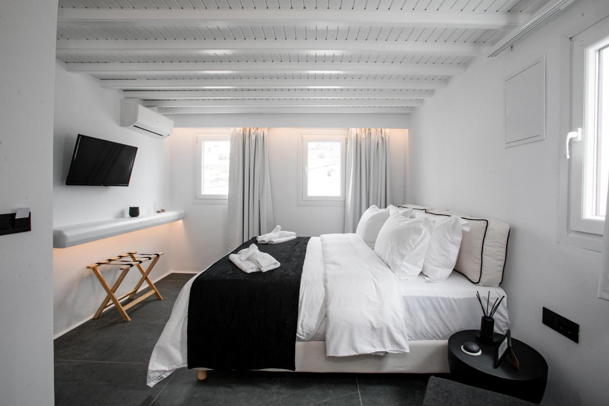 Deluxe Double Room (2 Adults + 1 Child) - Photo 4