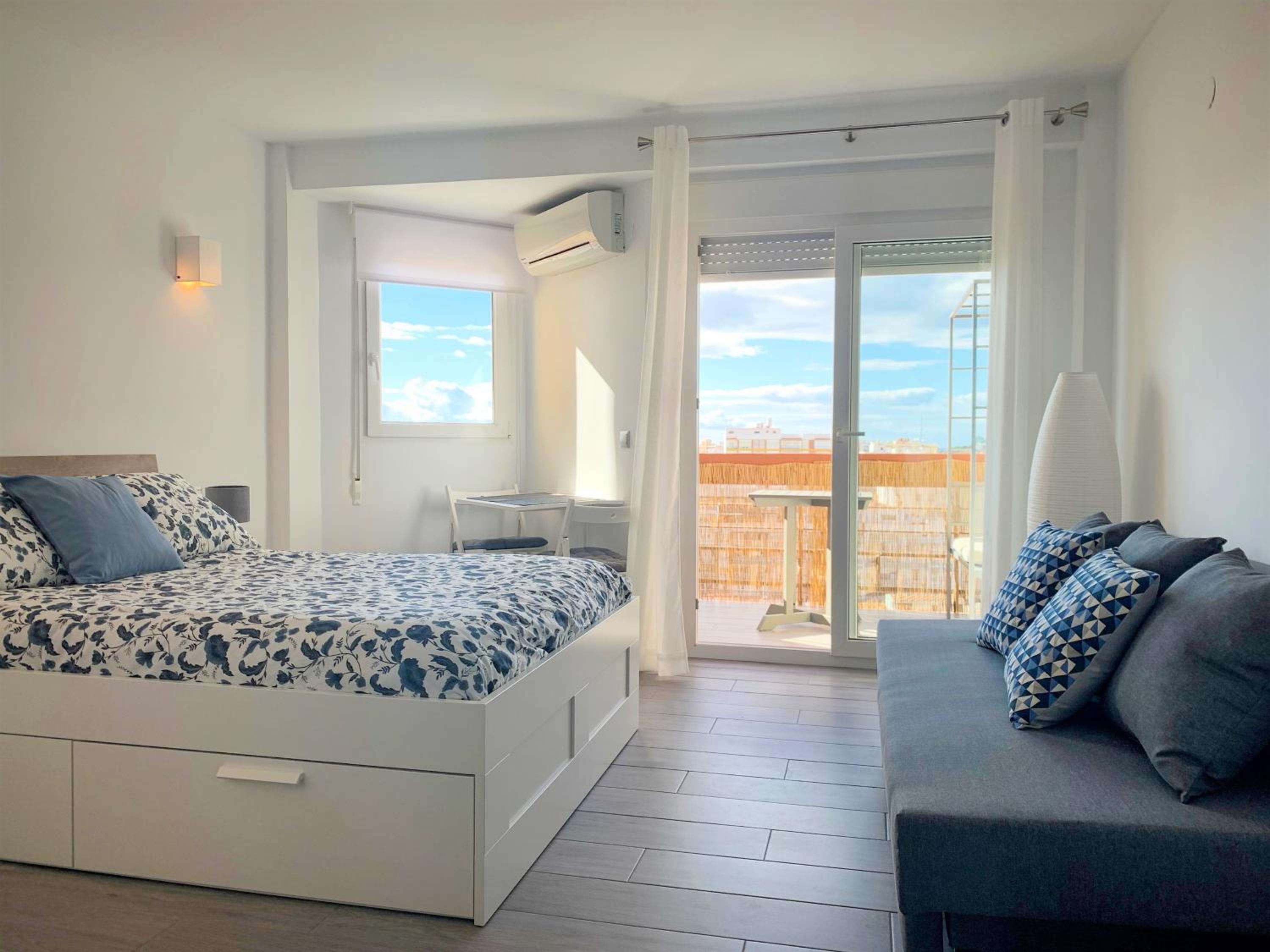 Estudio con vista al mar