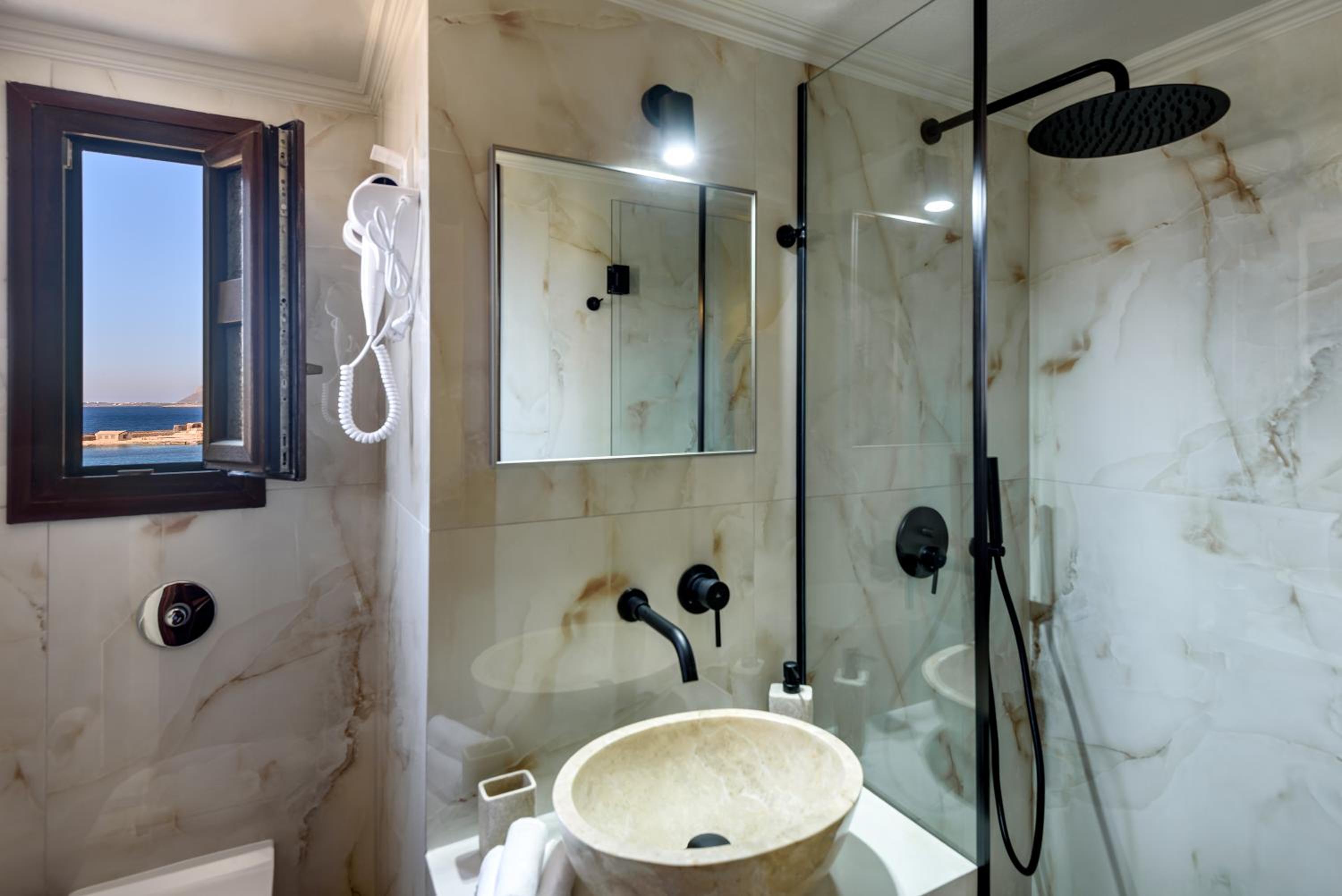 Double Room - Photo 11