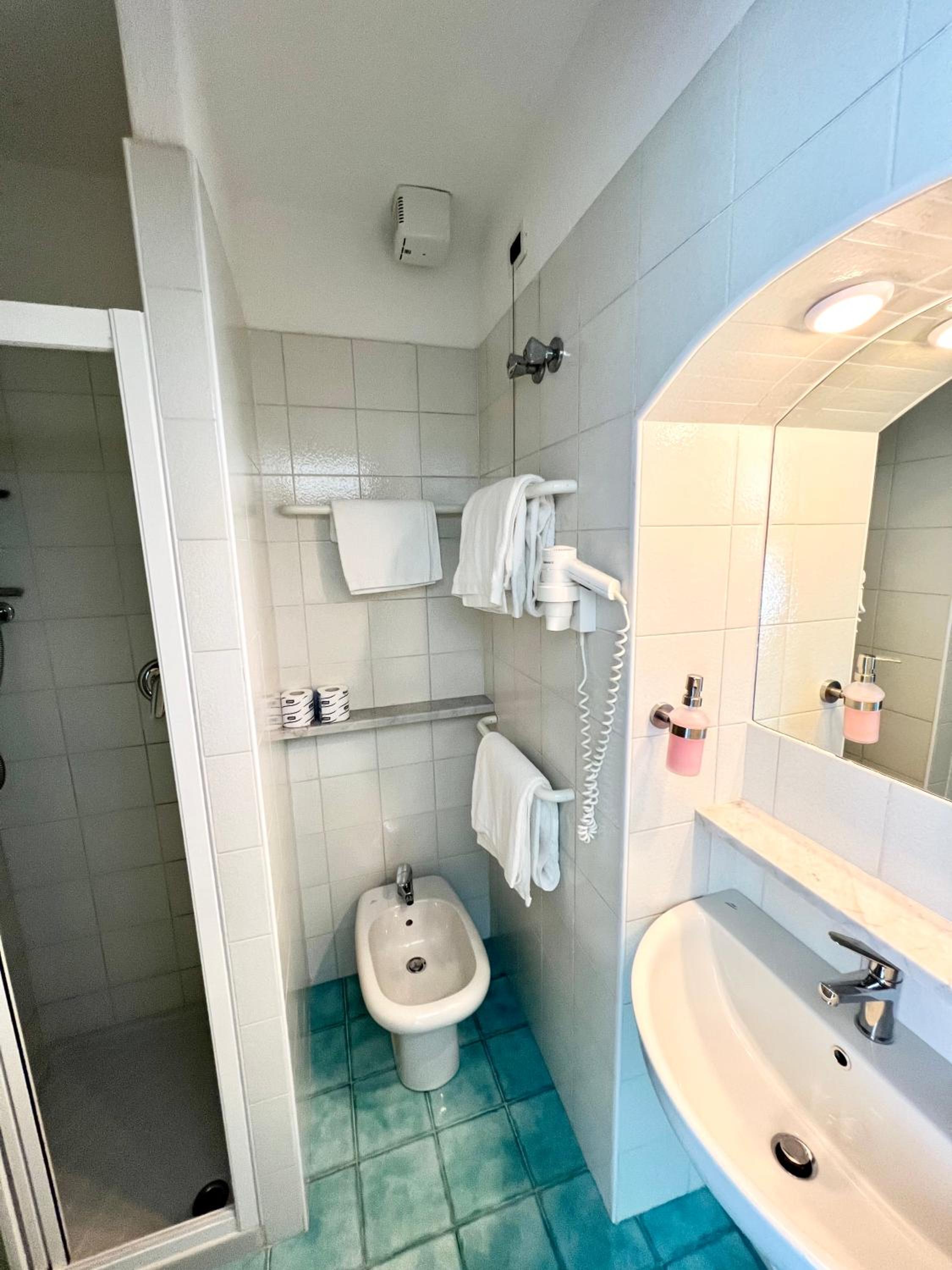 Deluxe Double Room with Balcony and Sea View - Photo 14