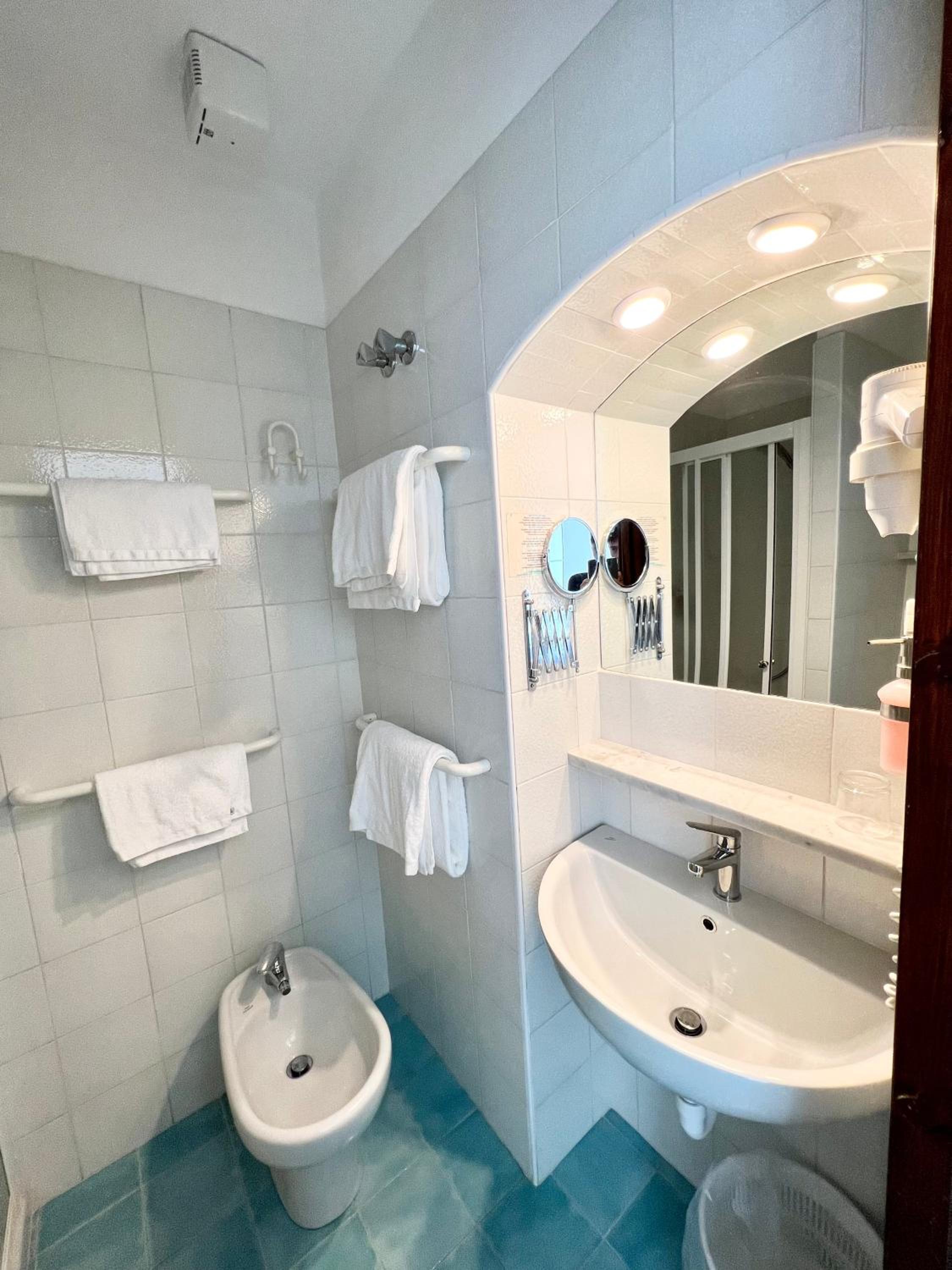 Deluxe Double Room with Balcony and Sea View - Photo 15