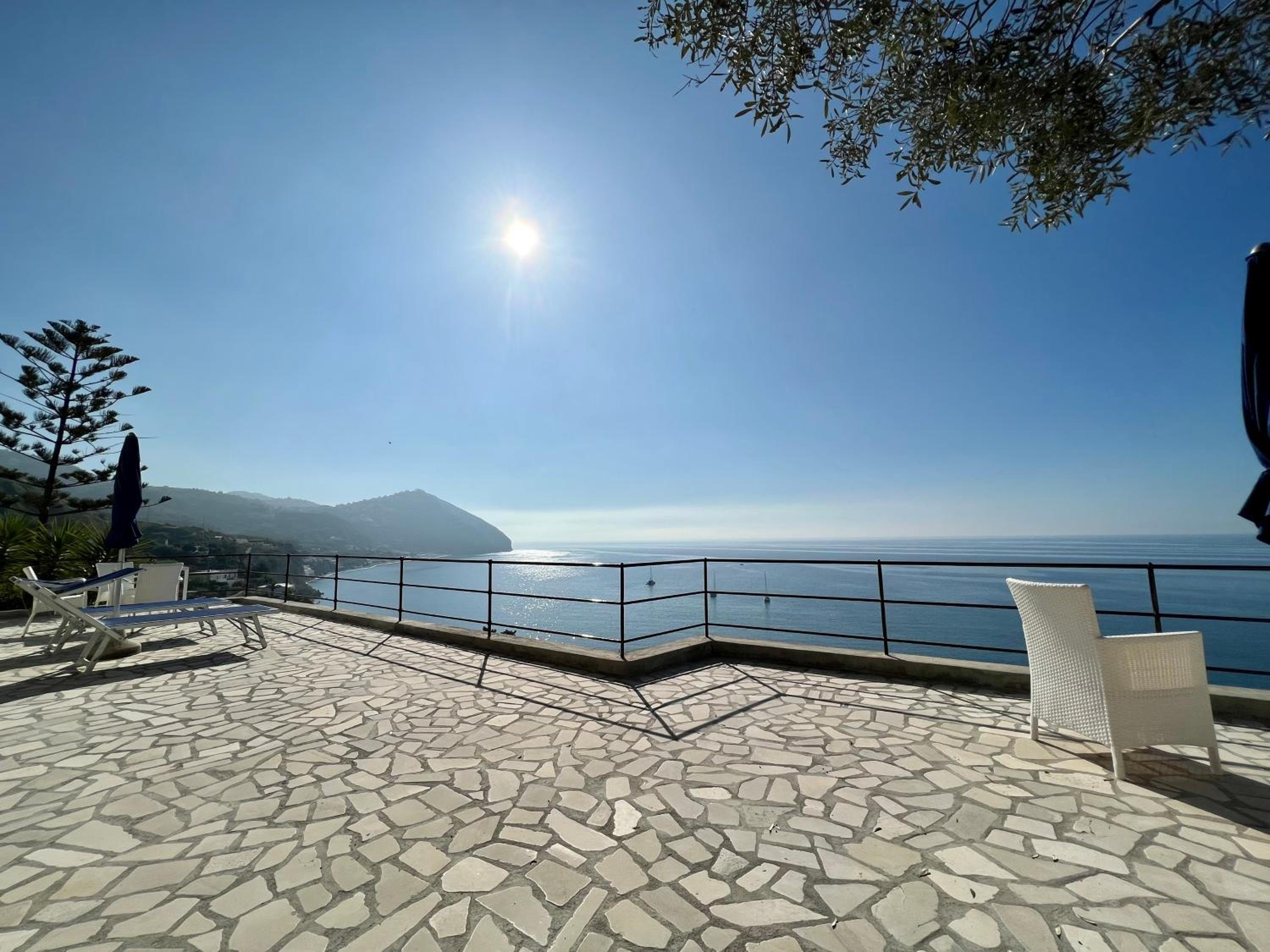Deluxe Triple Room with Terrace and Sea View - Photo 14