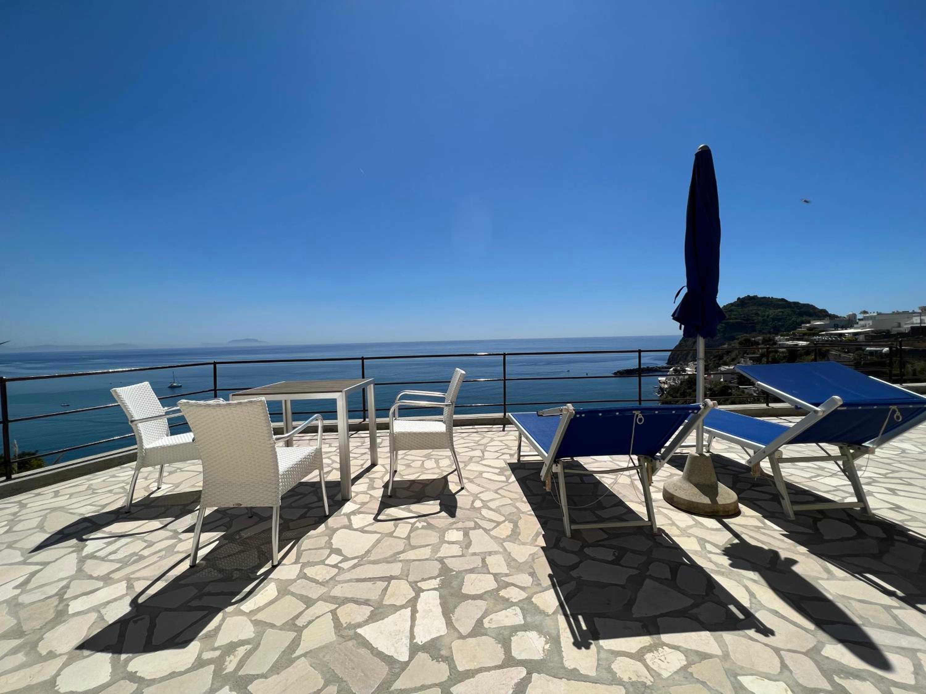 Deluxe Triple Room with Terrace and Sea View - Photo 13