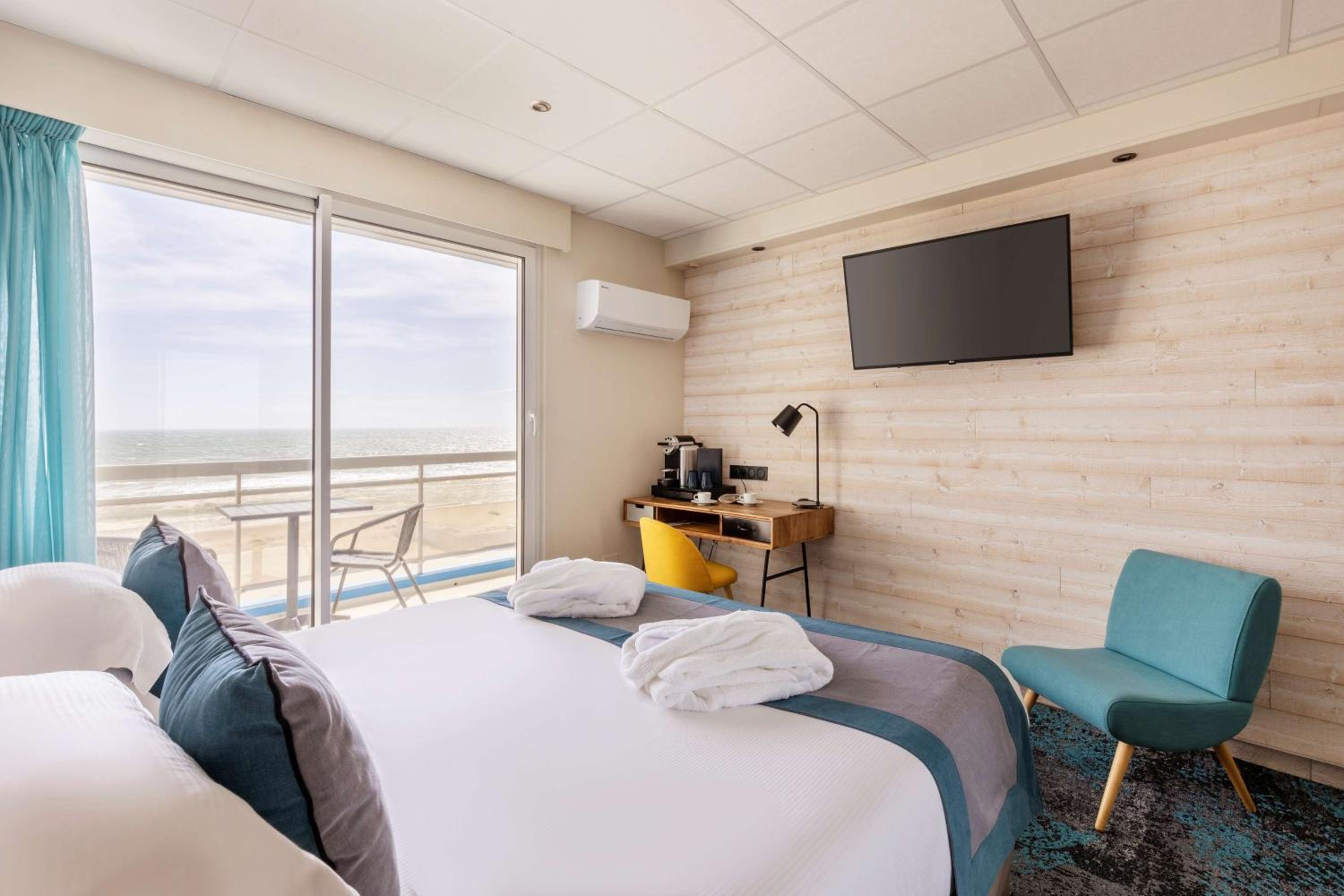 Superior Room with Sea View - Photo 12