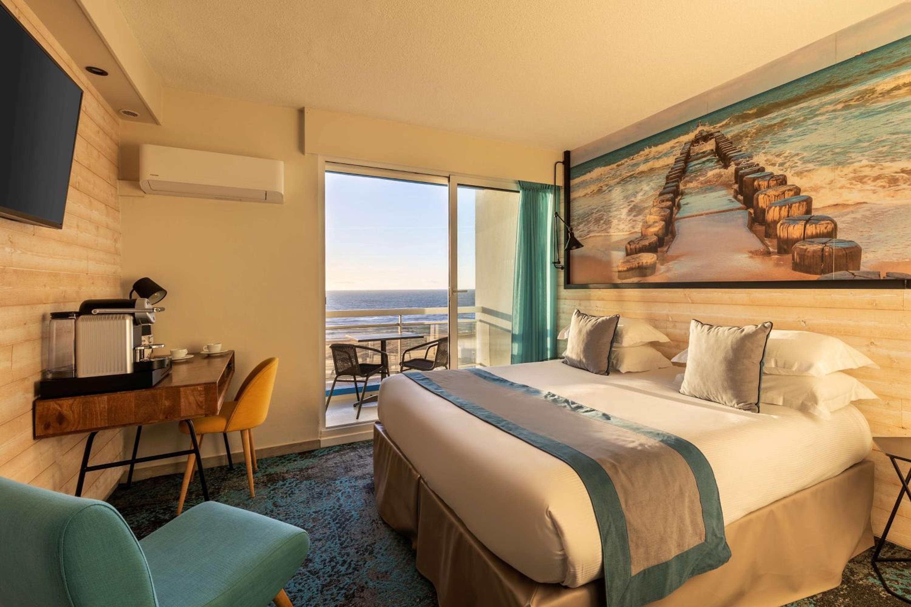Superior Room with Sea View - Photo 7