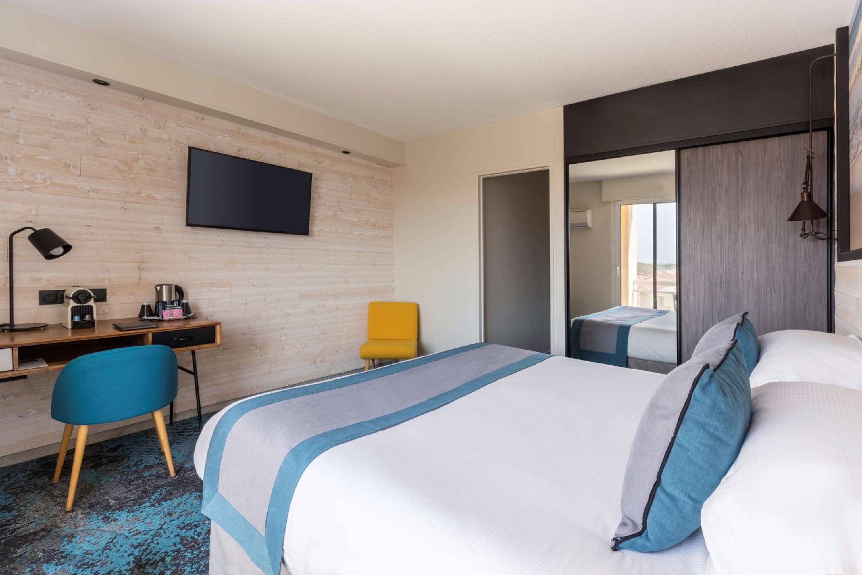Standard Room with City View - Photo 9