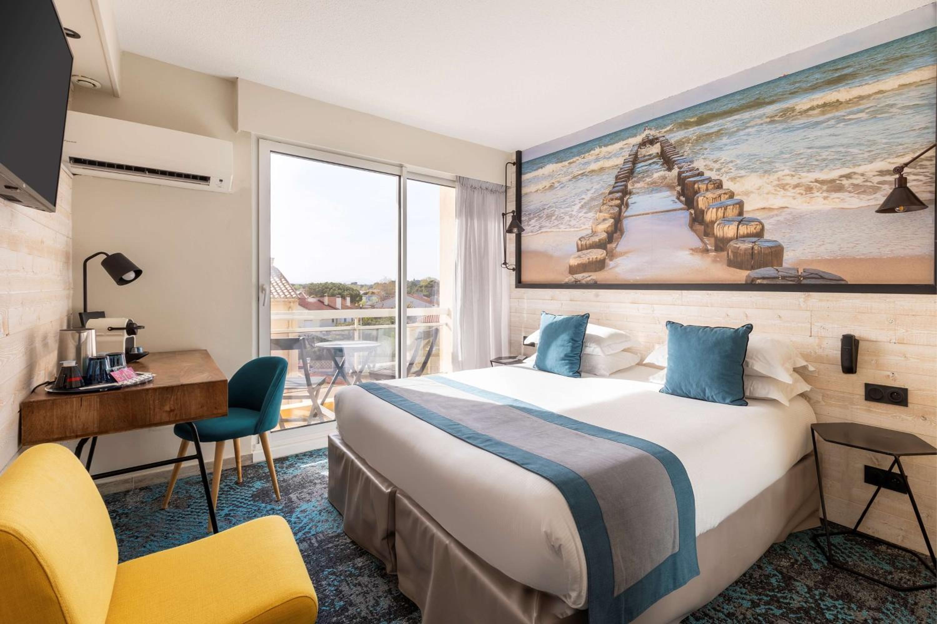 Standard Room with City View - Photo 4