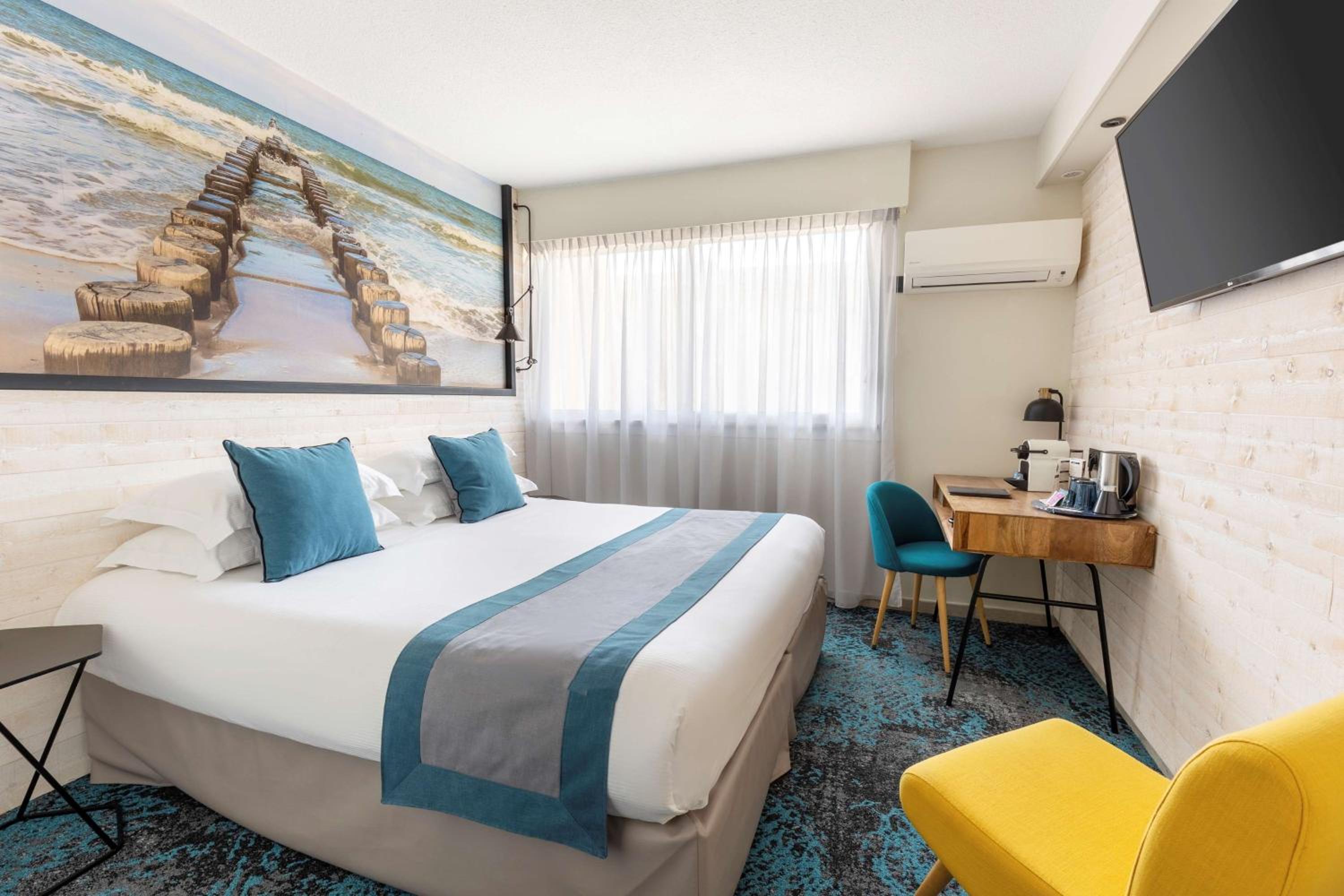 Standard Room with City View - Photo 10
