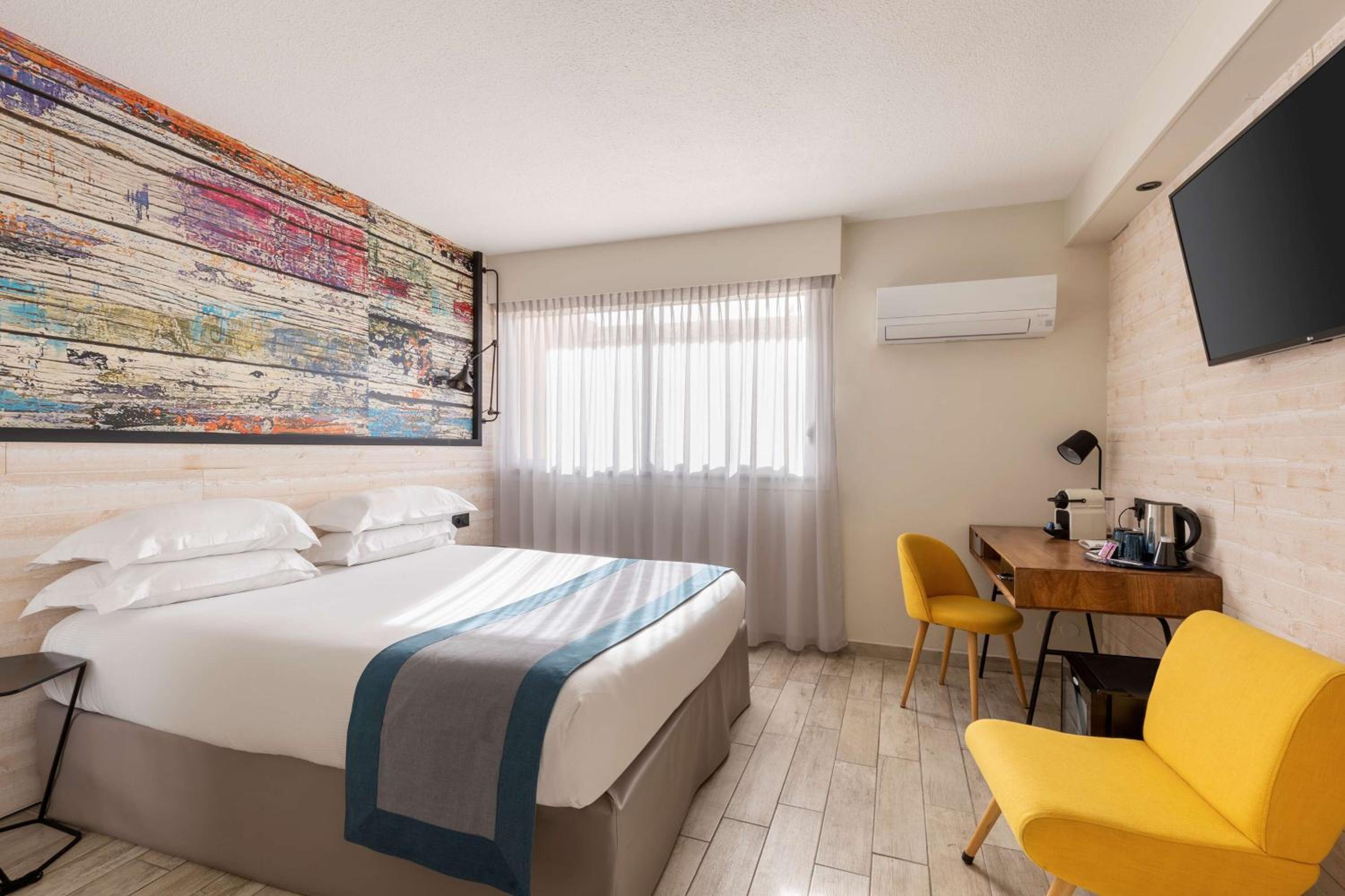 Standard Room with City View - Photo 3