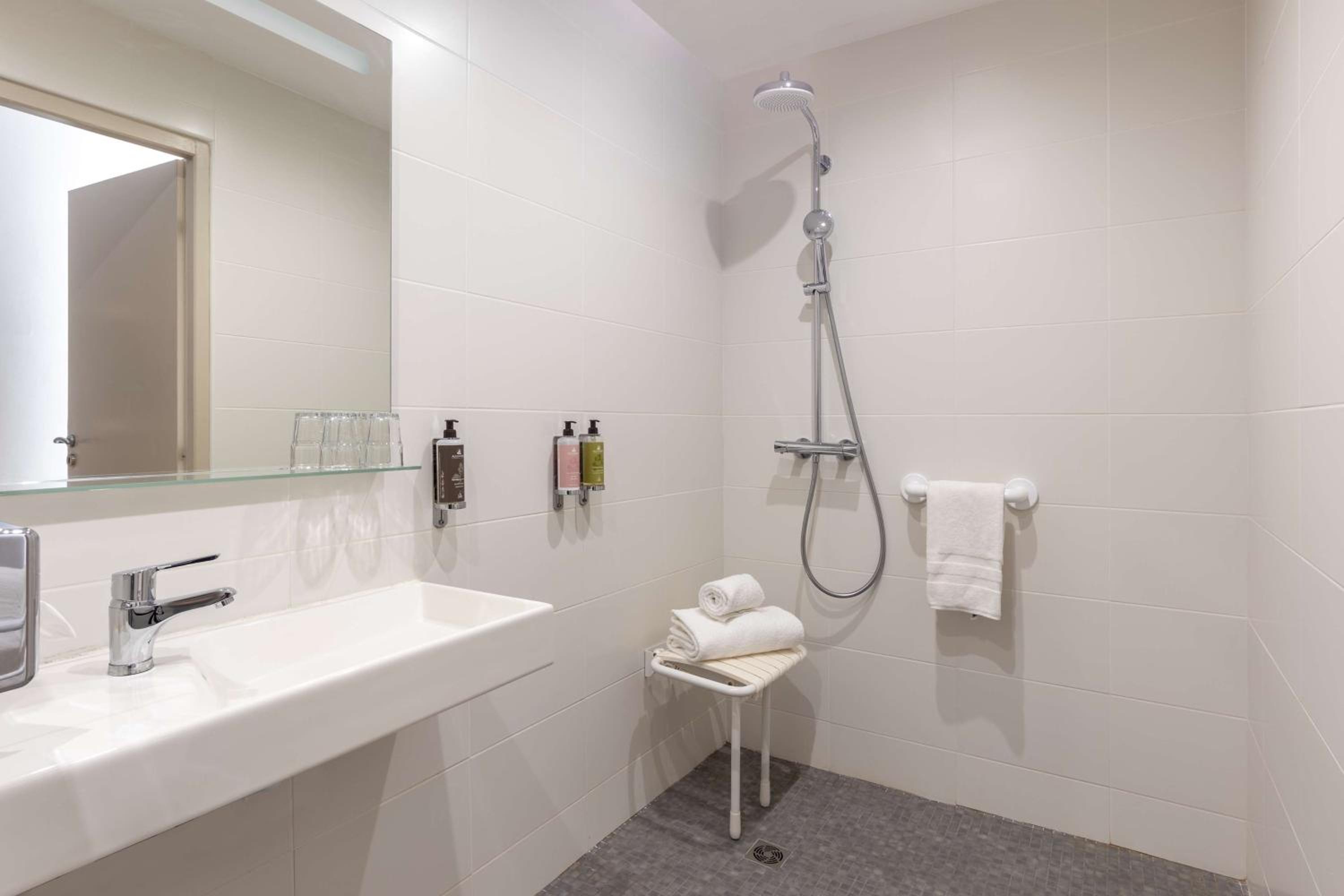 Standard Room with City View - Photo 15
