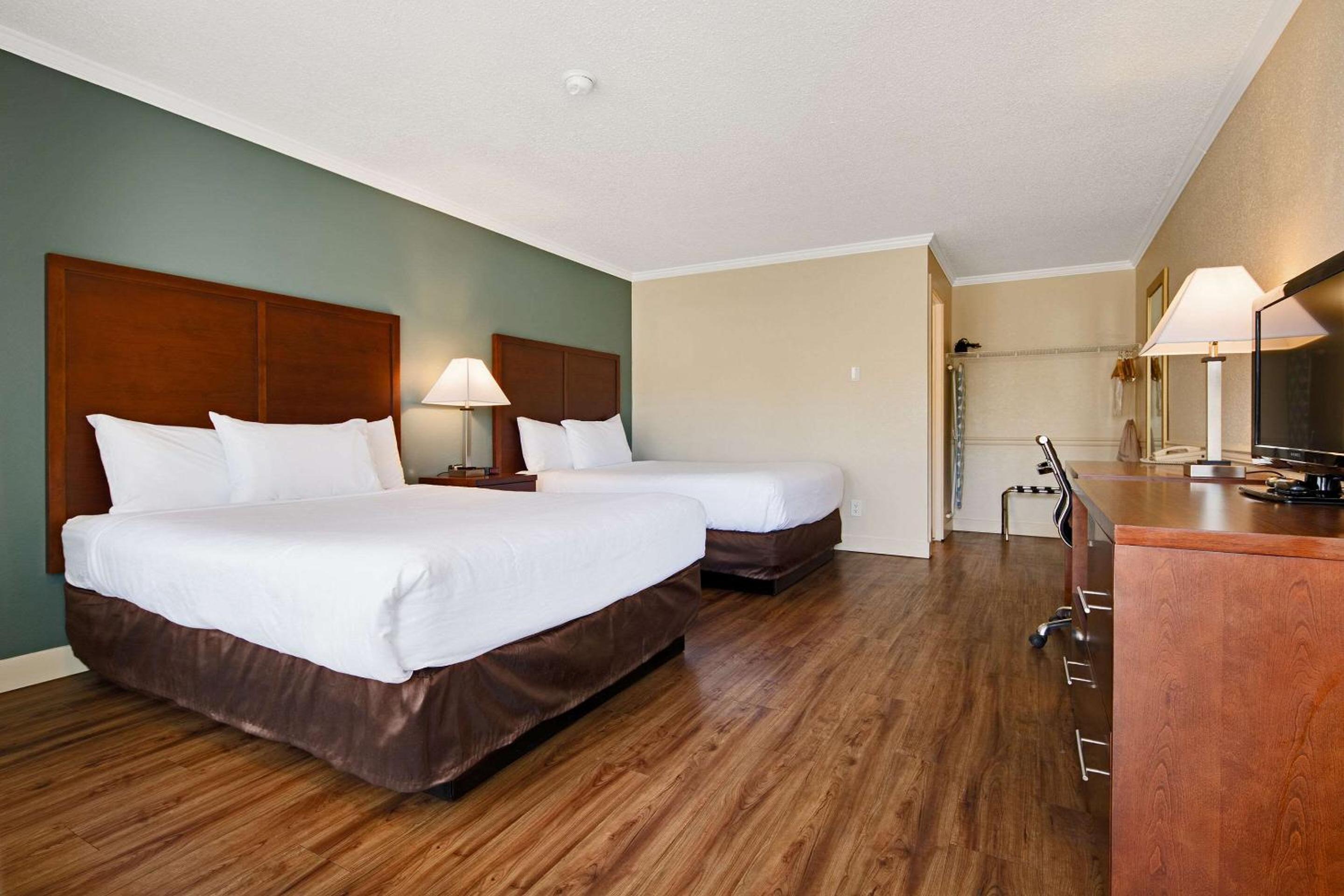 Standard Queen Room with Two Queen Beds - Non Smoking/Exterior Hall photo 1