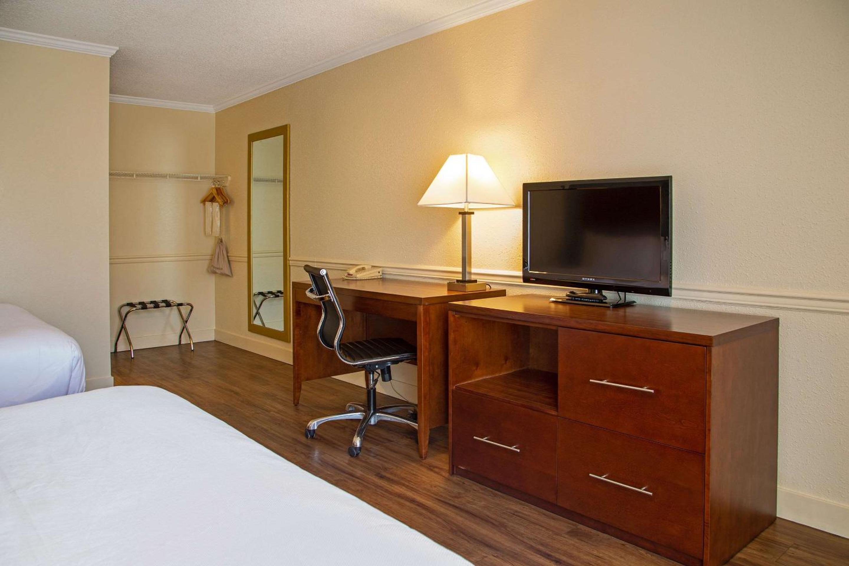 Standard Queen Room with Two Queen Beds - Non Smoking/Exterior Hall photo 3
