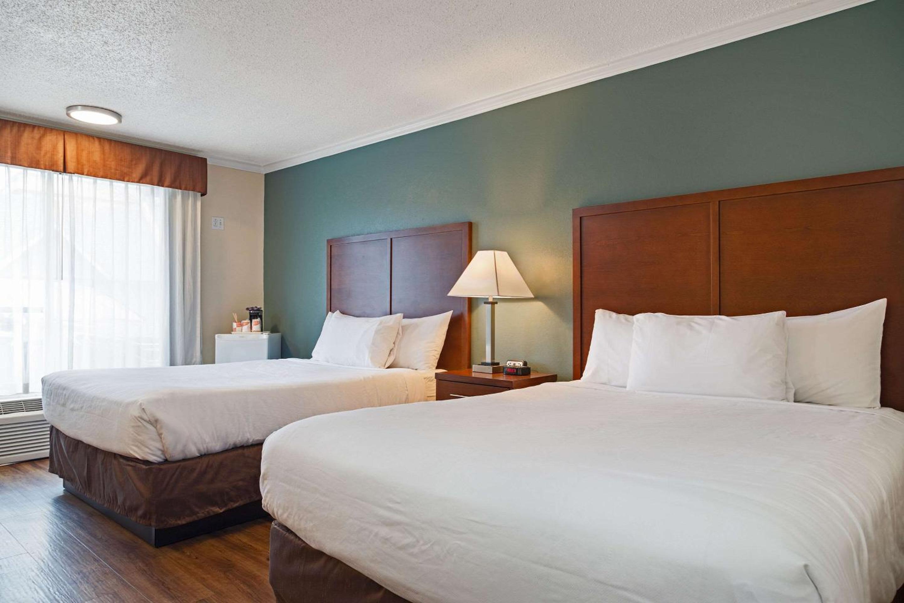 Standard Queen Room with Two Queen Beds - Non Smoking/Exterior Hall photo 2