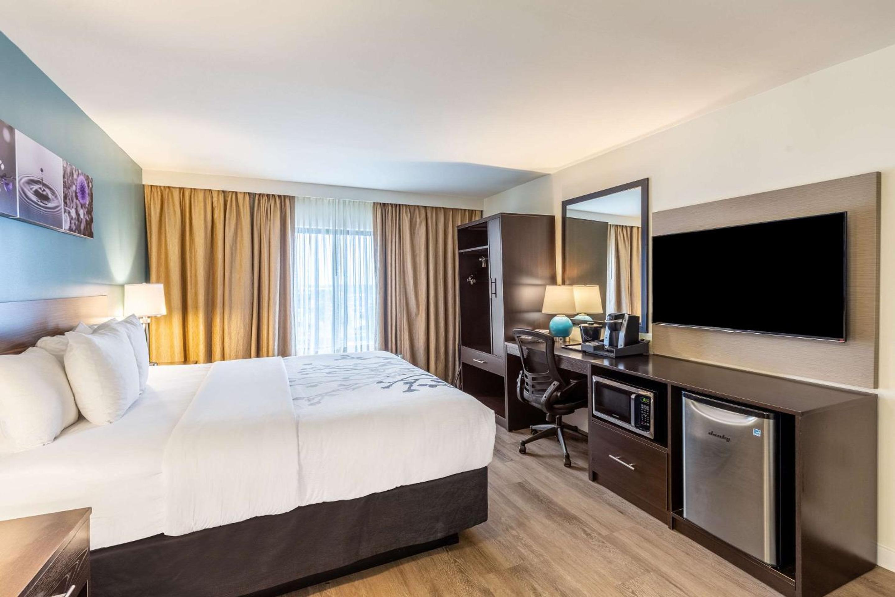 Standard King Room with Boulevard View - Non-Smoking