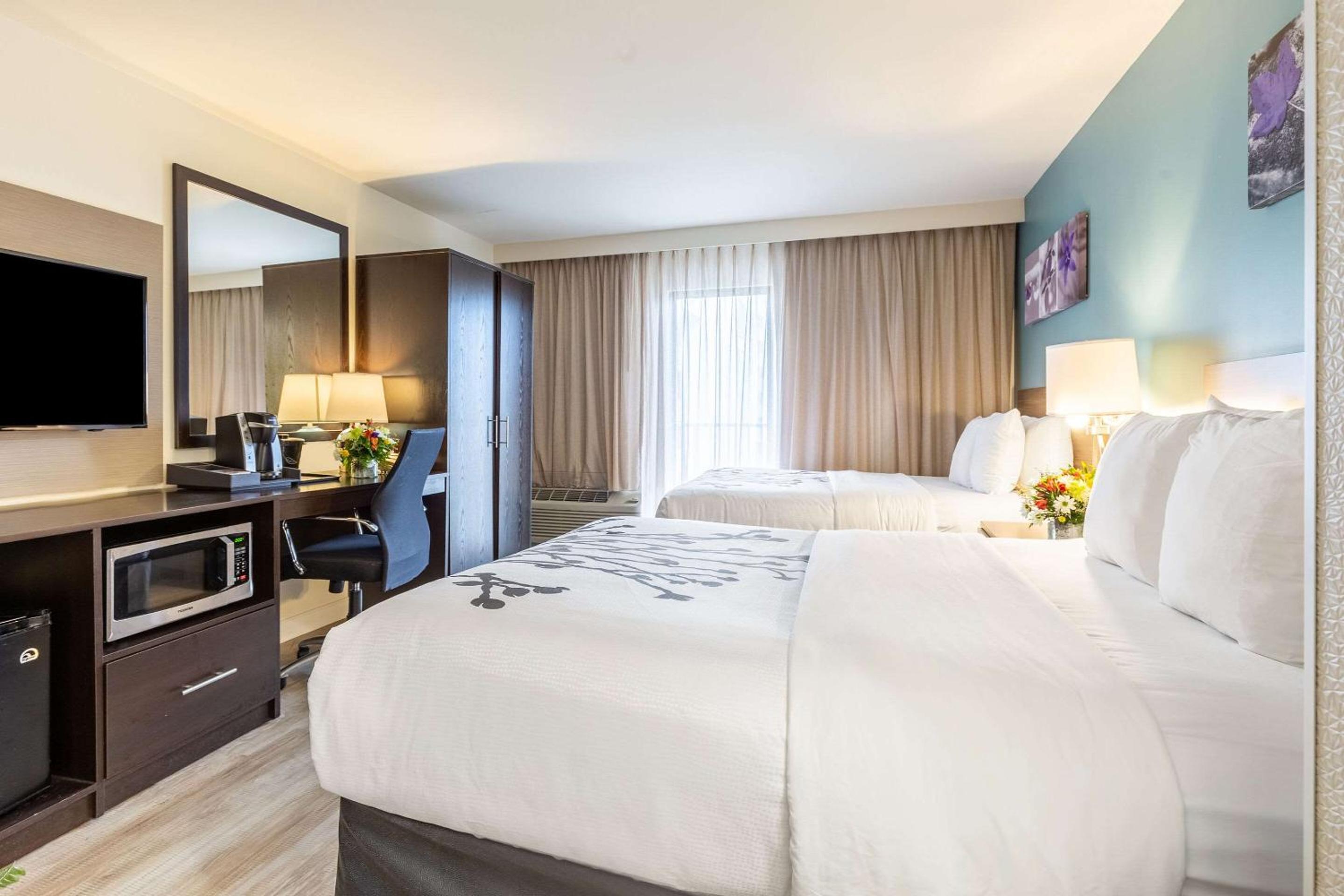 Standard Room with Two Double Beds and Boulevard View - Non-Smoking photo 3