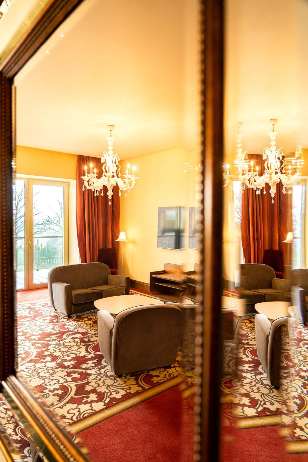 Ruby Deluxe Double Room with Spa Access - Photo 2