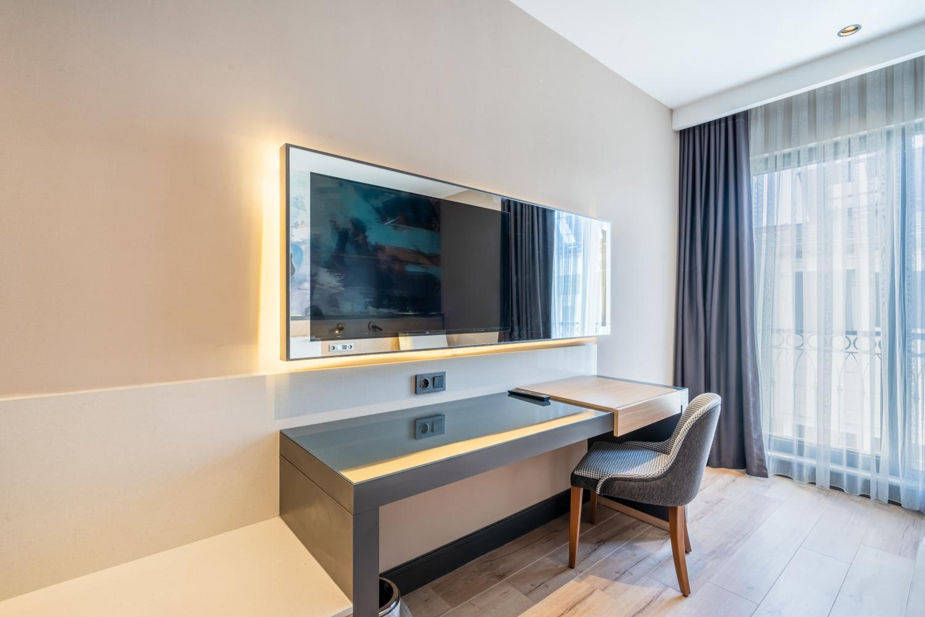 Standard Triple Room thumbnail 5