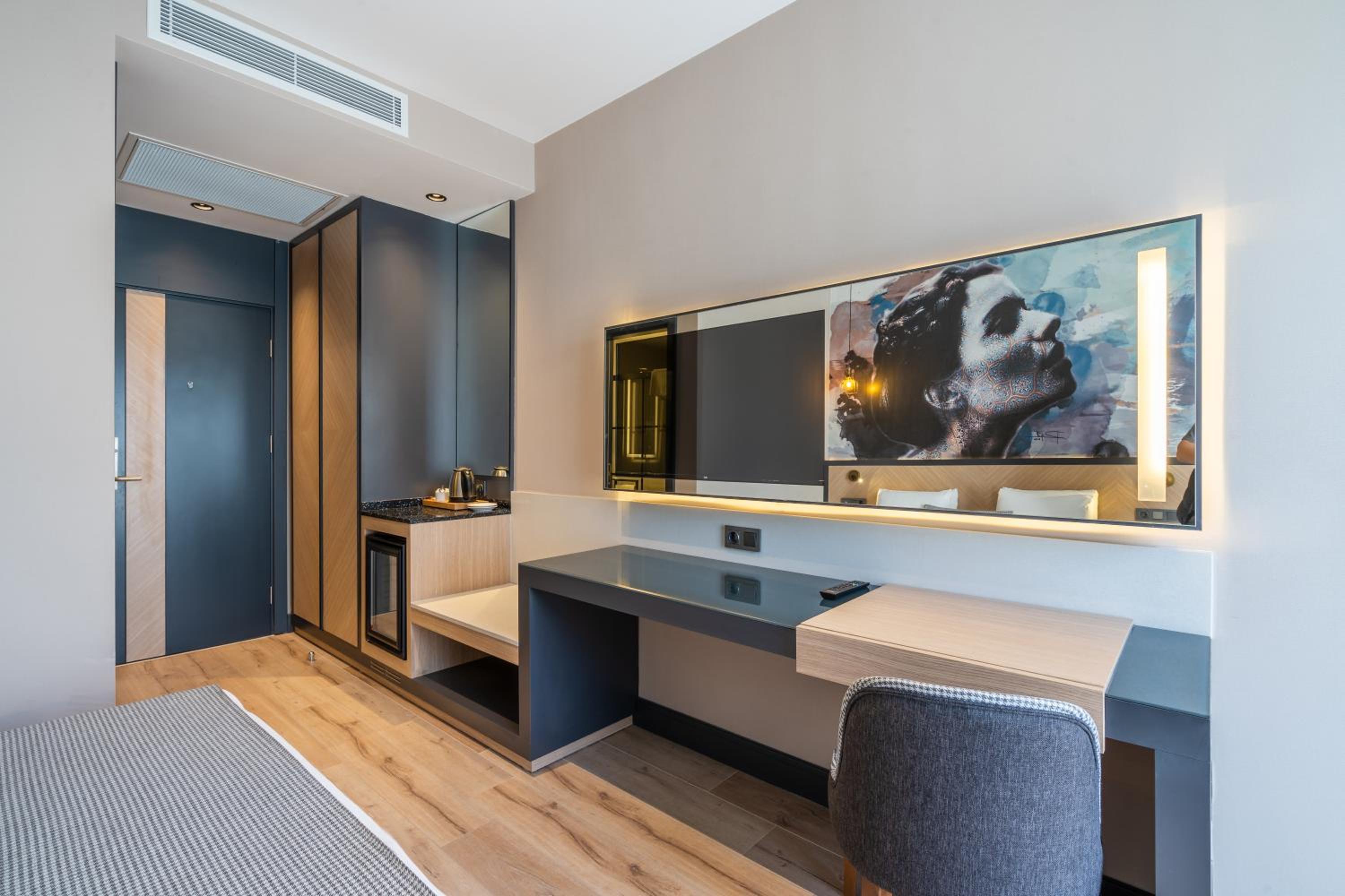 Triple Room with Terrace thumbnail 6