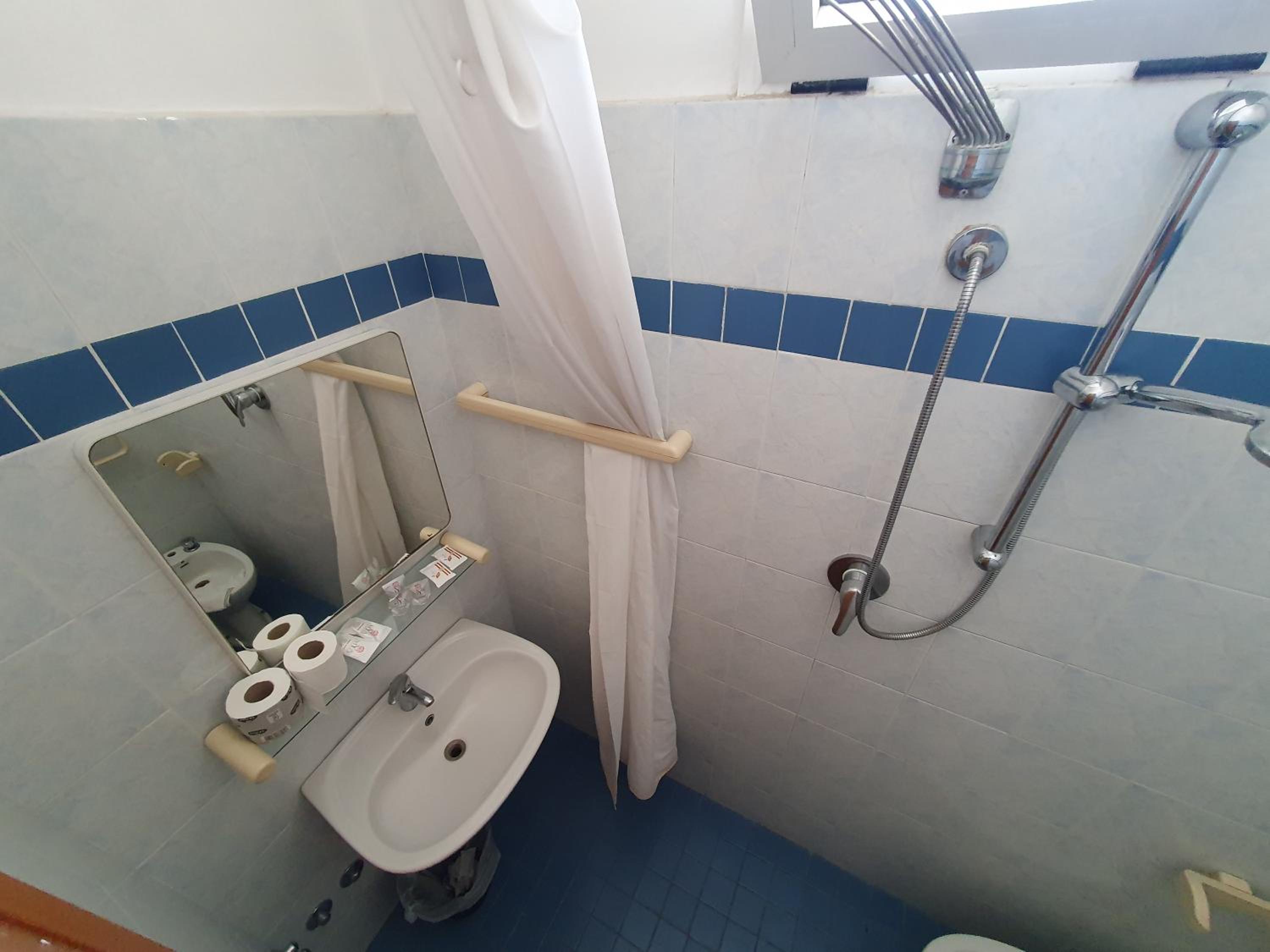 Basic Double or Twin Room - Photo 3
