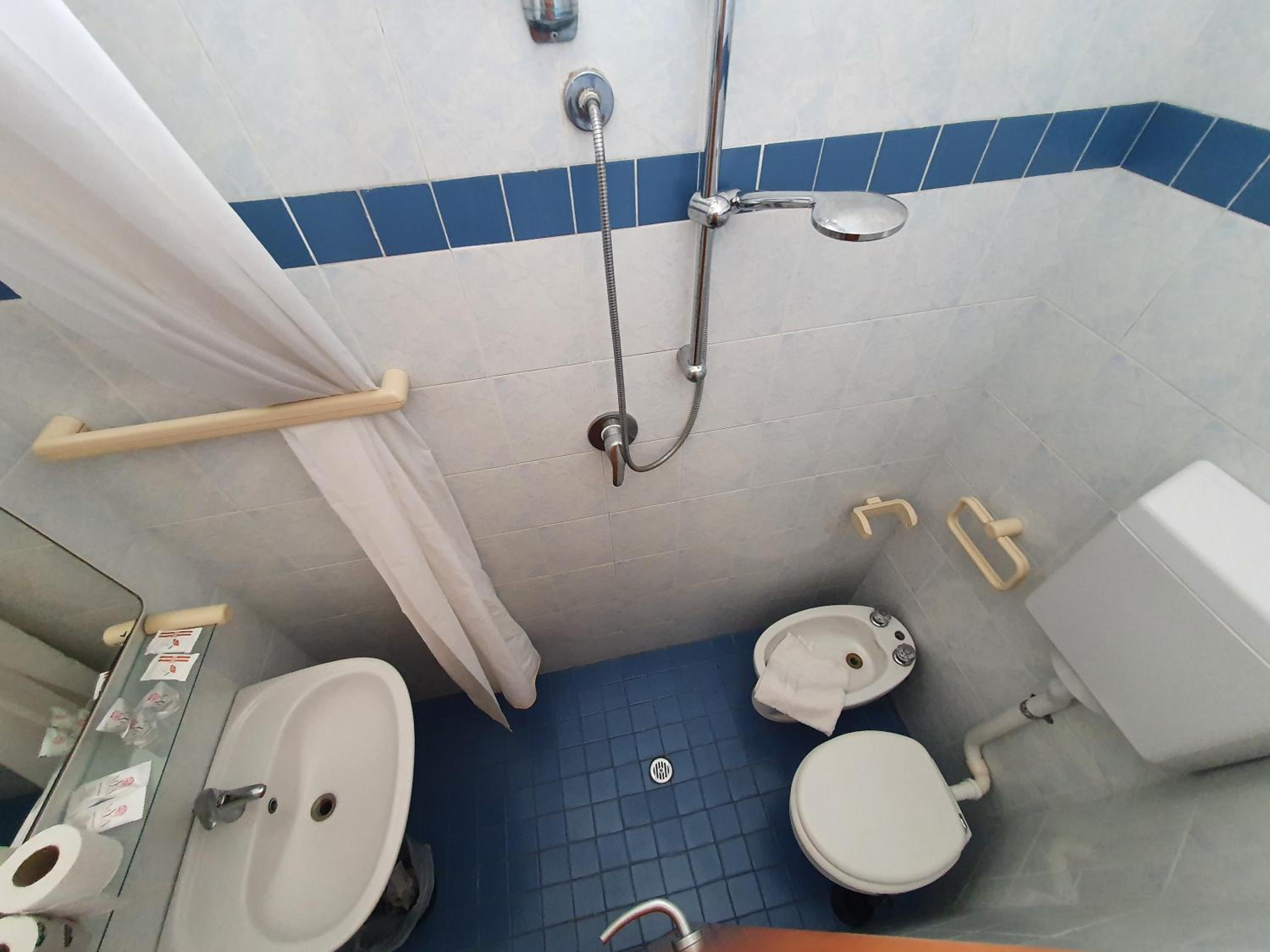 Basic Double or Twin Room - Photo 2