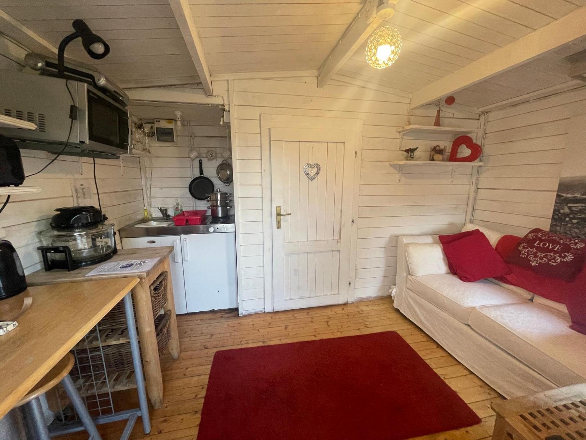 One-Bedroom House - Photo 6