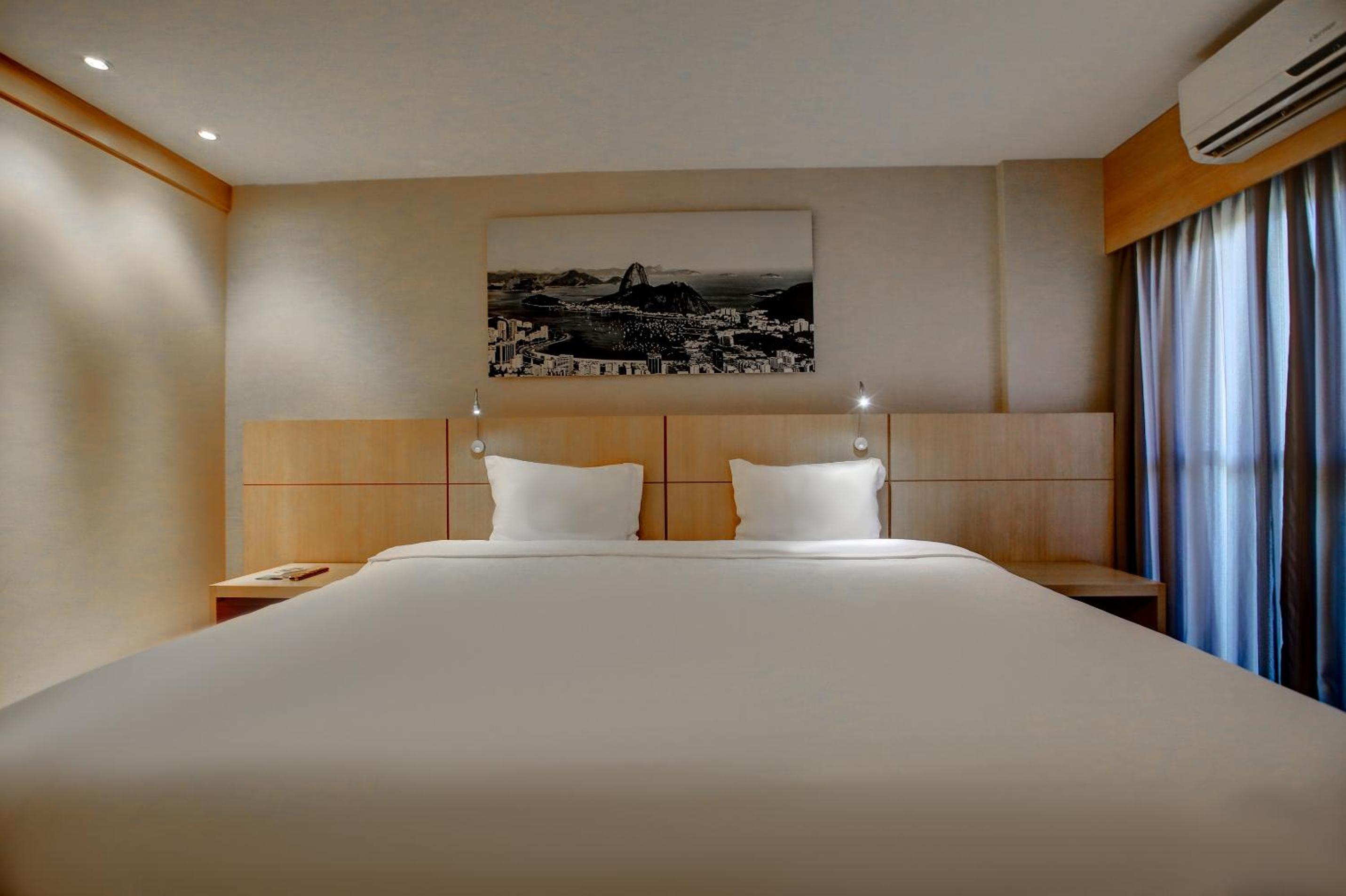 Superior King Room thumbnail 6