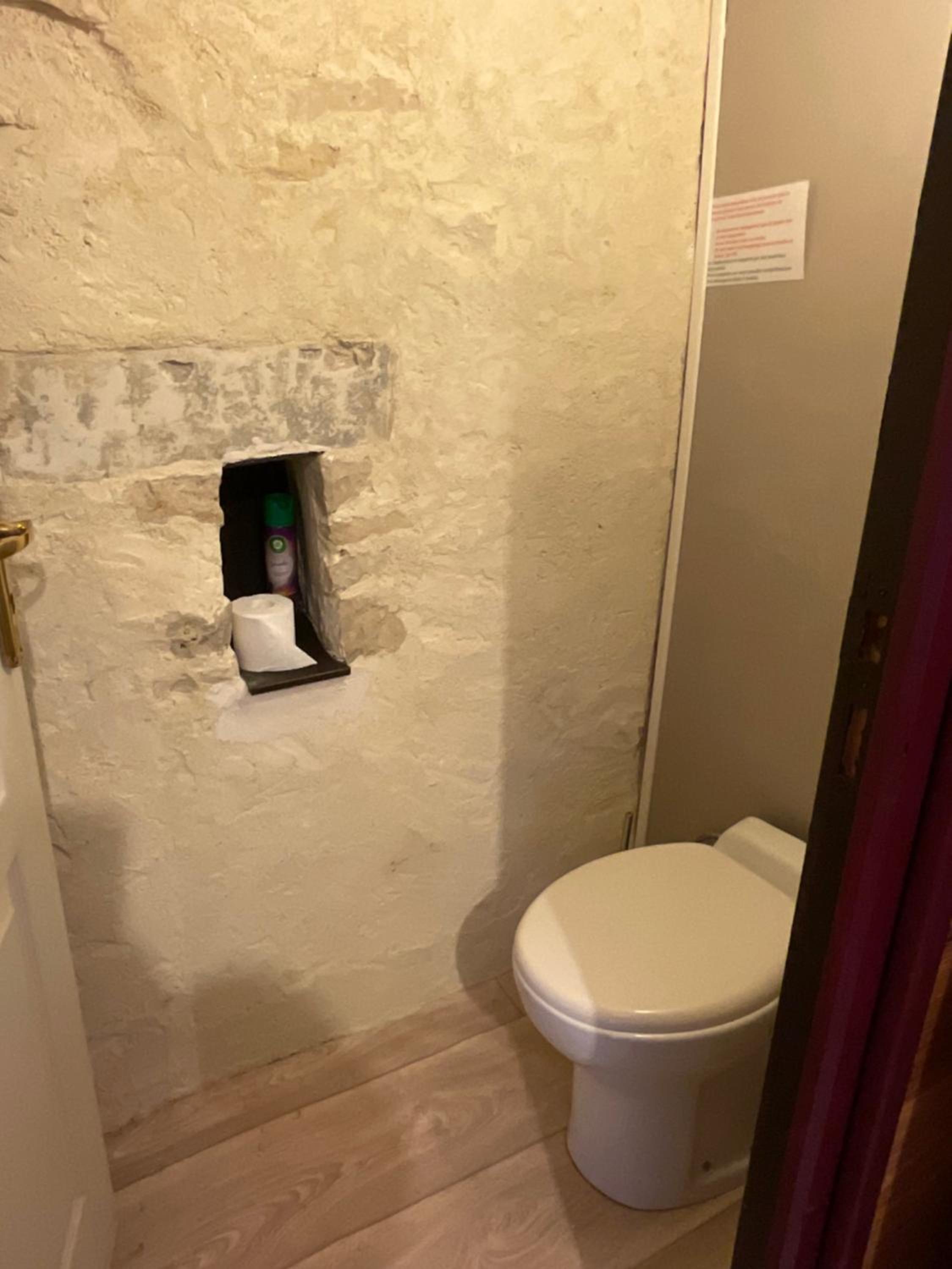 Double Room with Private Bathroom - Photo 2