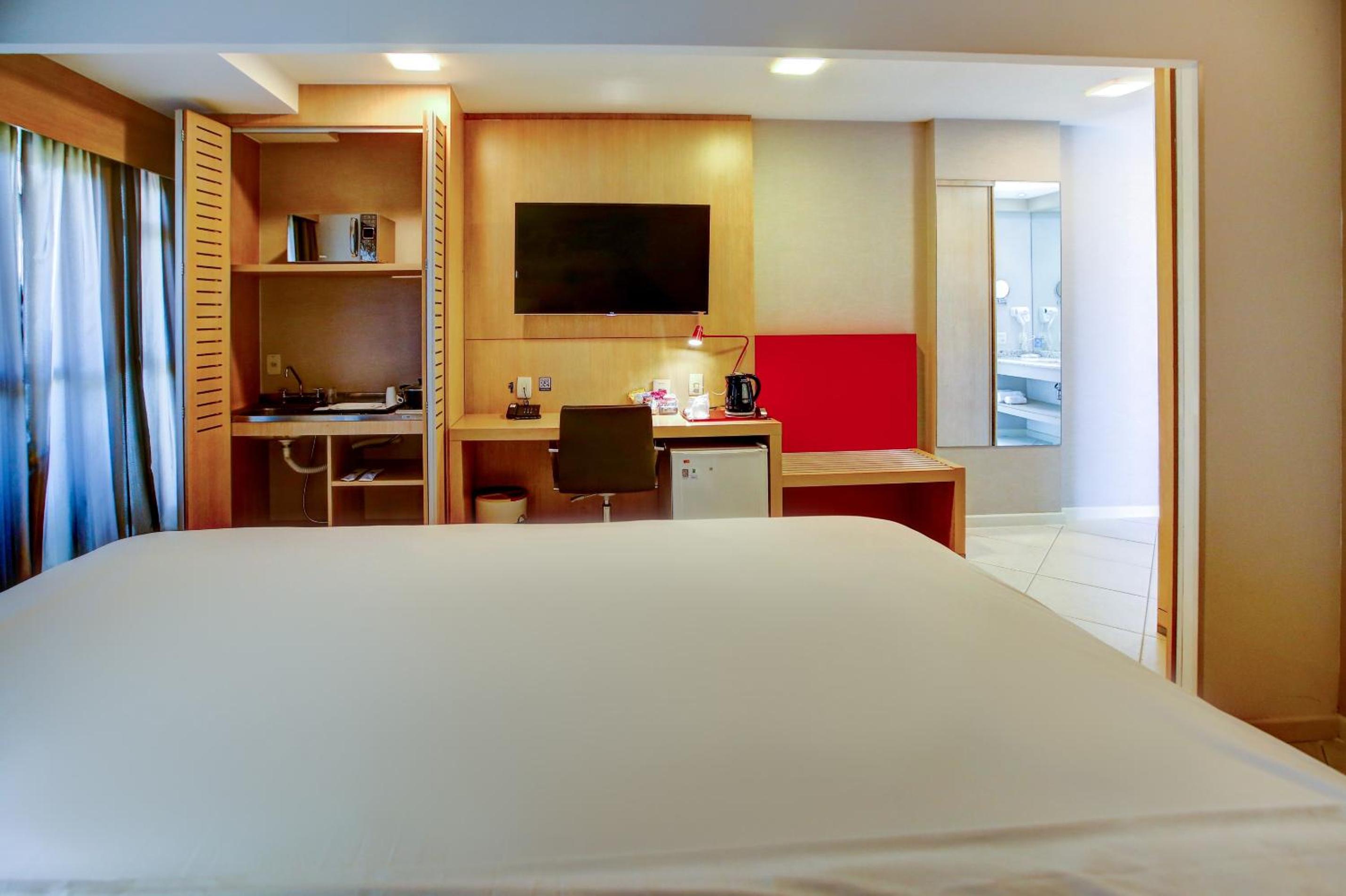 Luxury Room with King-Size Bed thumbnail 5