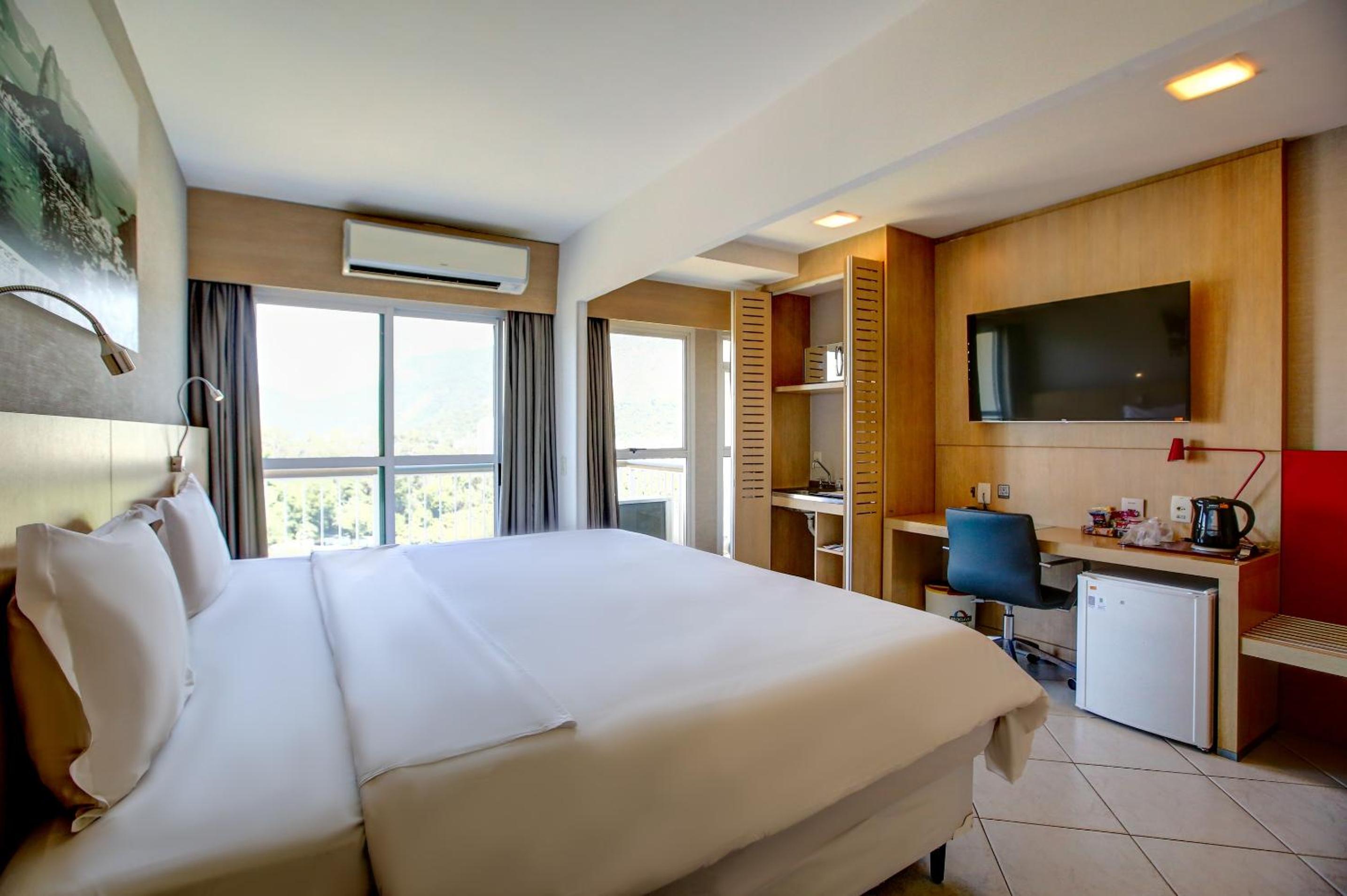 Luxury Room with King-Size Bed thumbnail 6