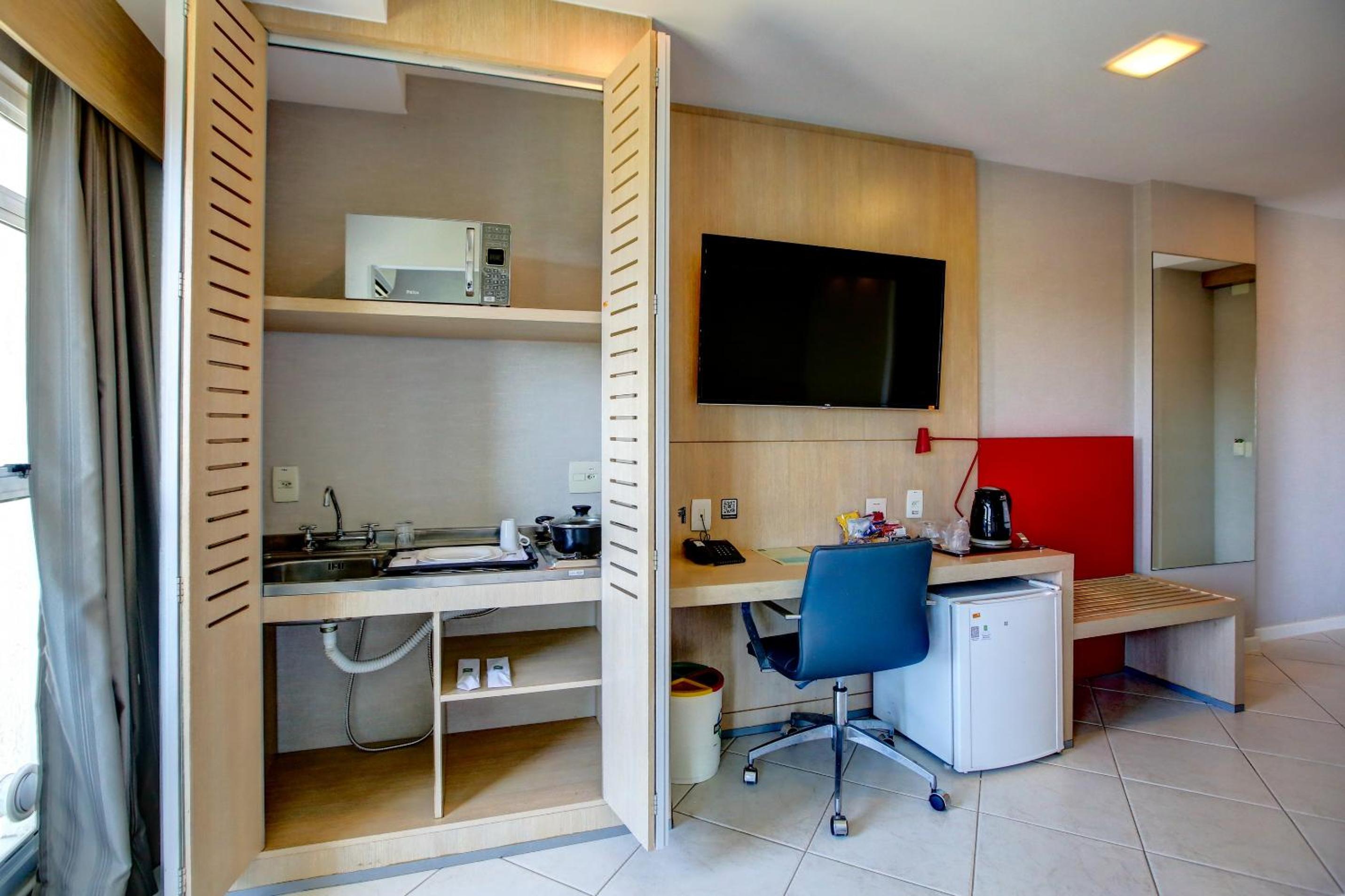 Luxury Room with King-Size Bed thumbnail 5