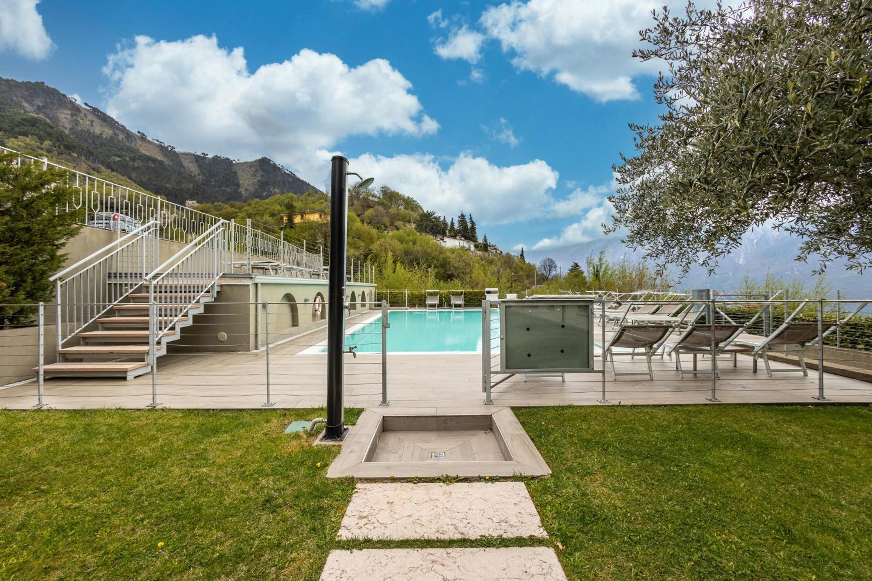 Two-Bedroom Deluxe Apartment with Garden View photo 3