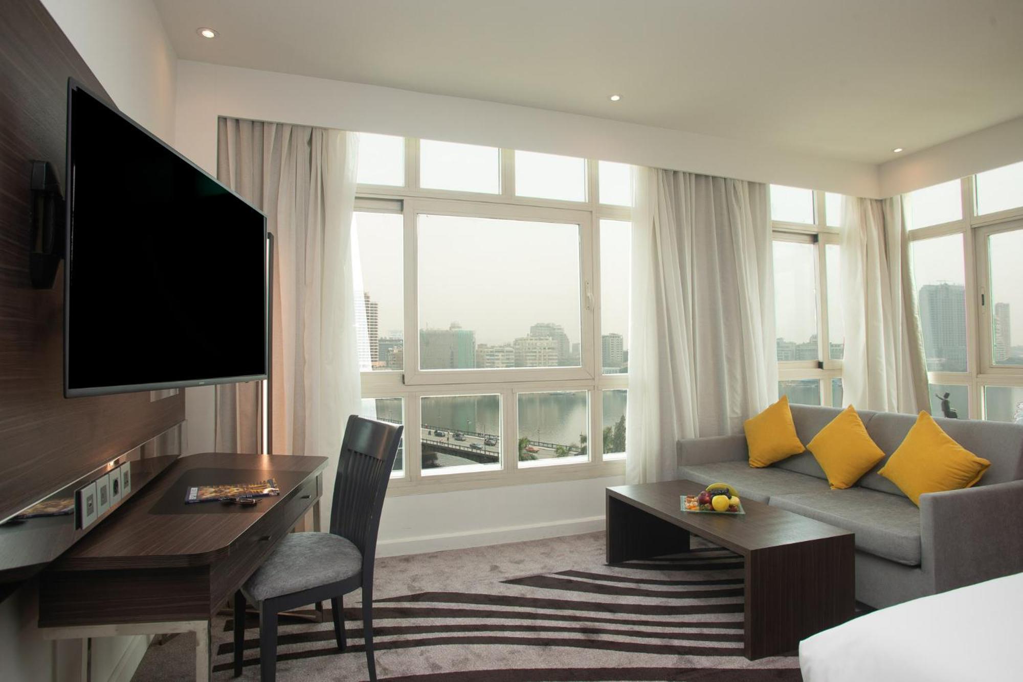 Junior Suite with One Double Bed and Sofa - River Side - Photo 9