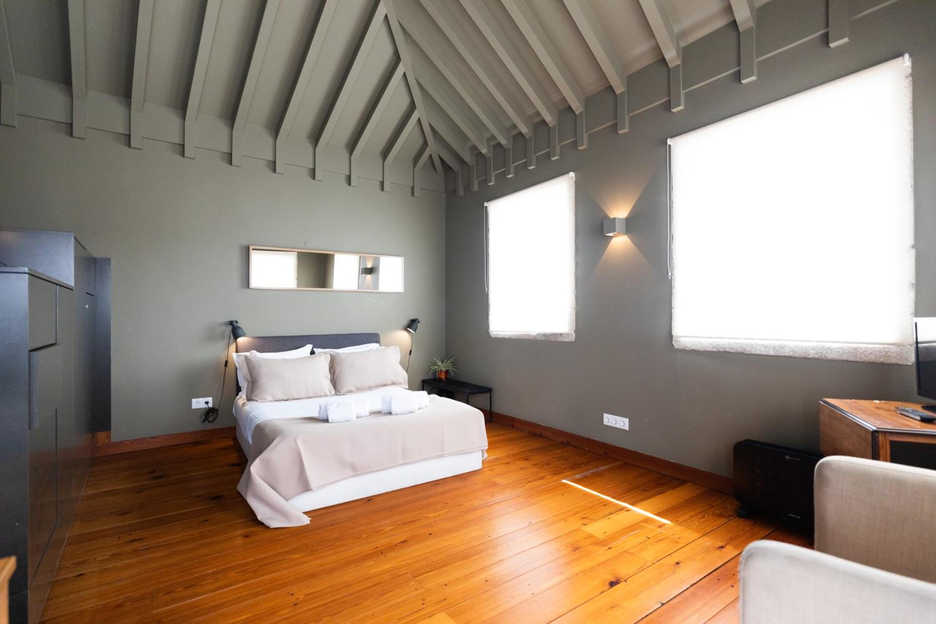 Studio with Balcony - Photo 7