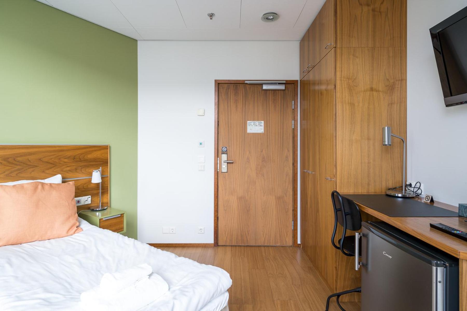 Standard Twin Room thumbnail 6
