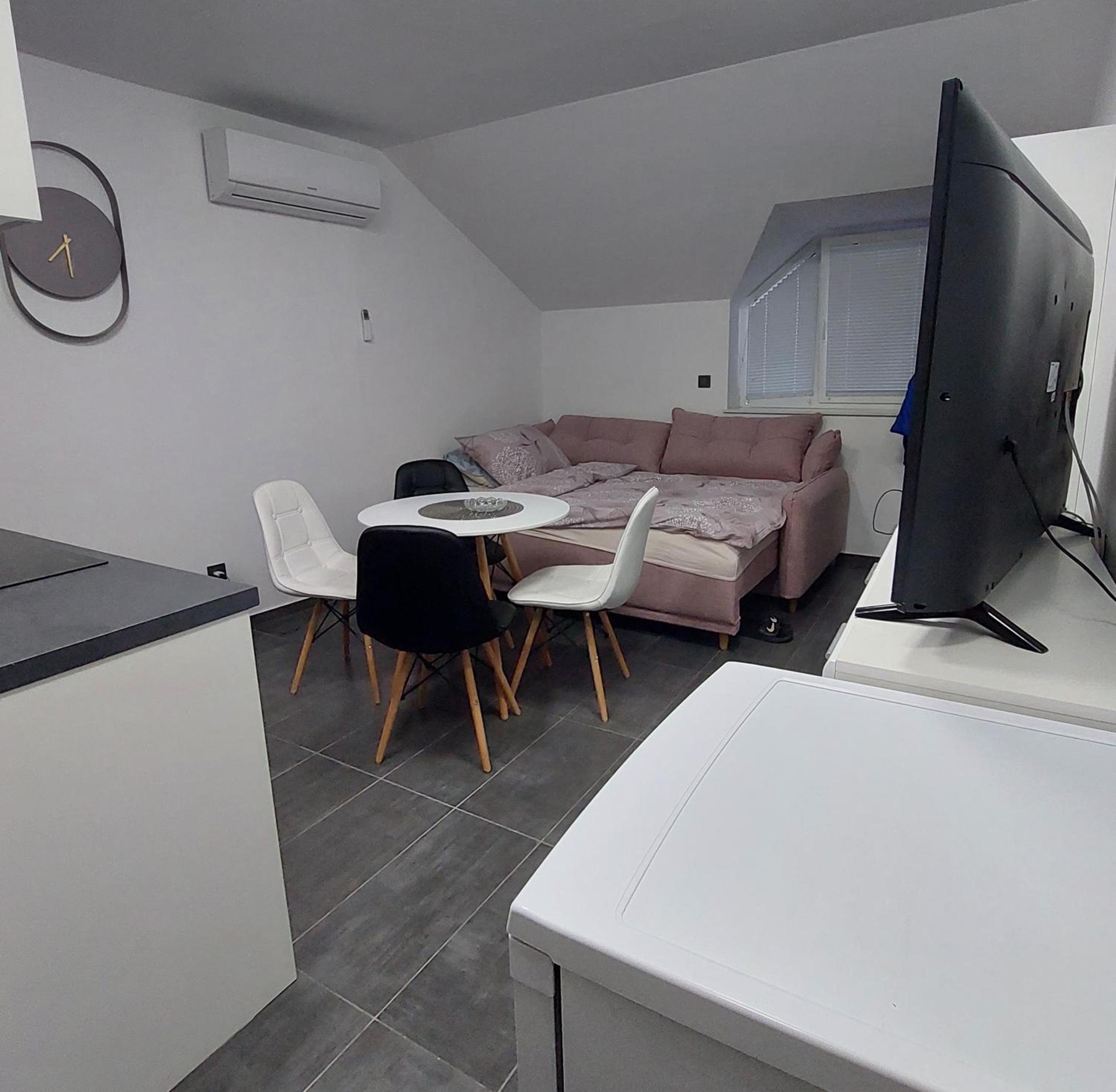 Studio Apartment - Photo 1