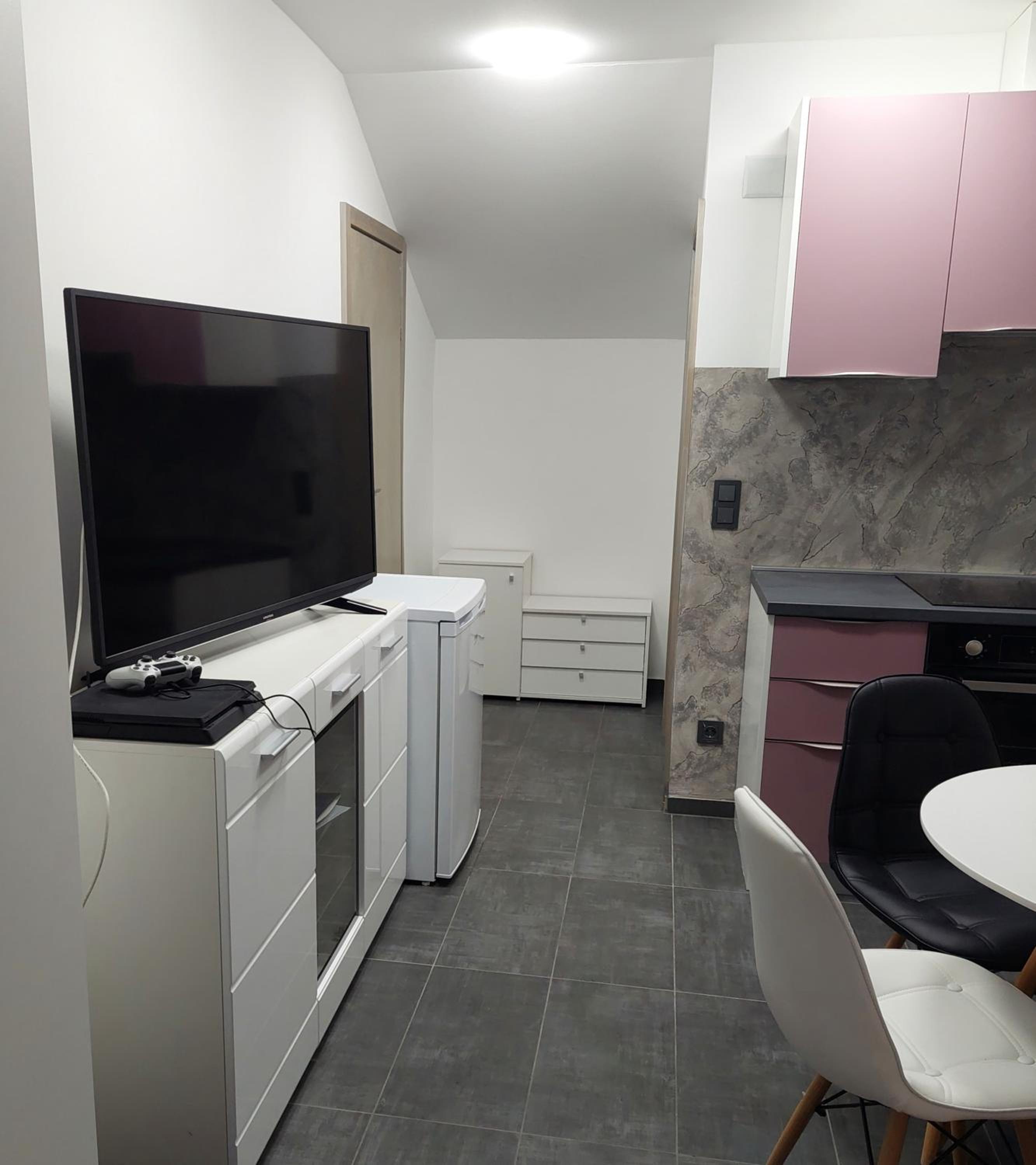 Studio Apartment - Photo 2