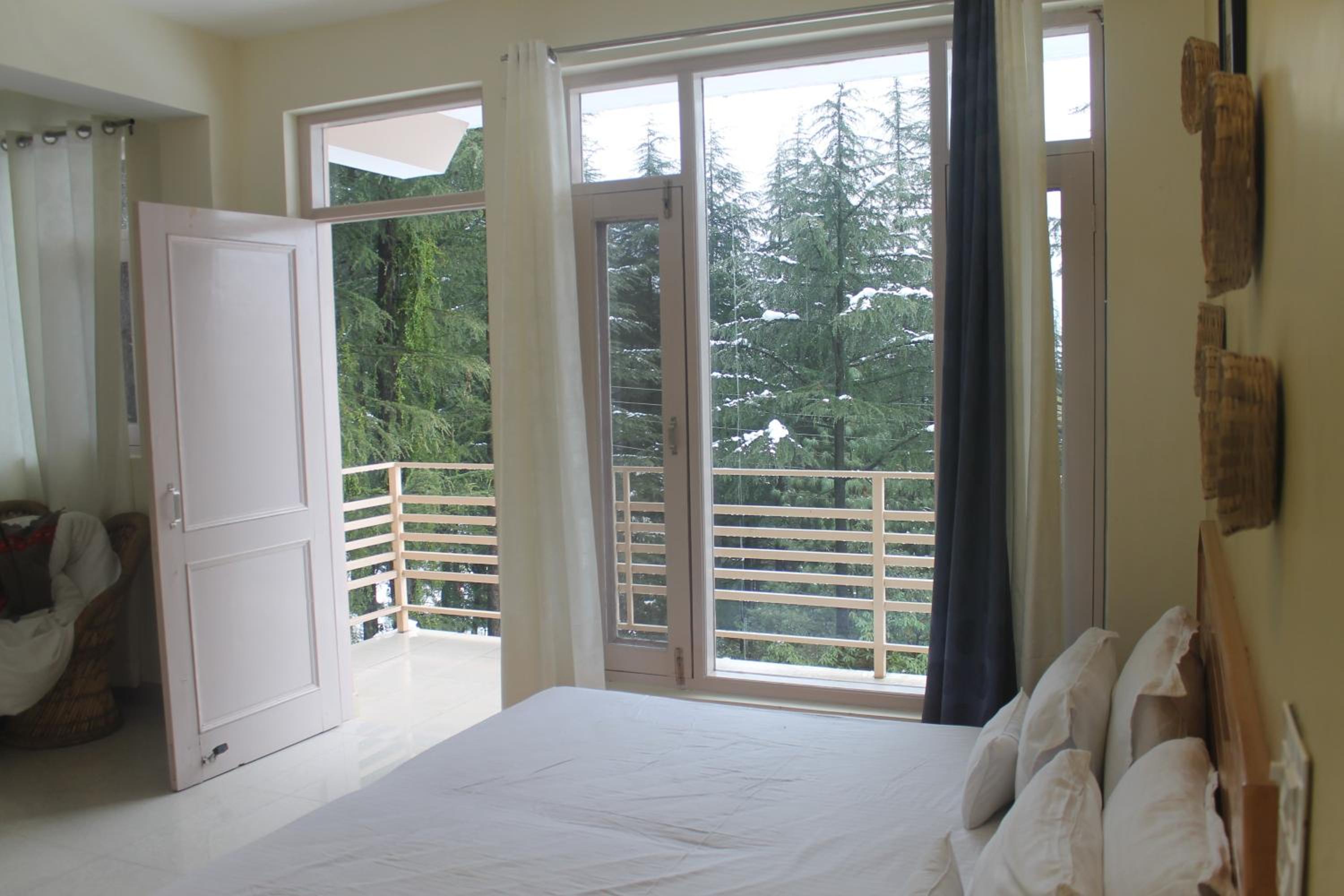 Deluxe Double Room with Balcony - Photo 7