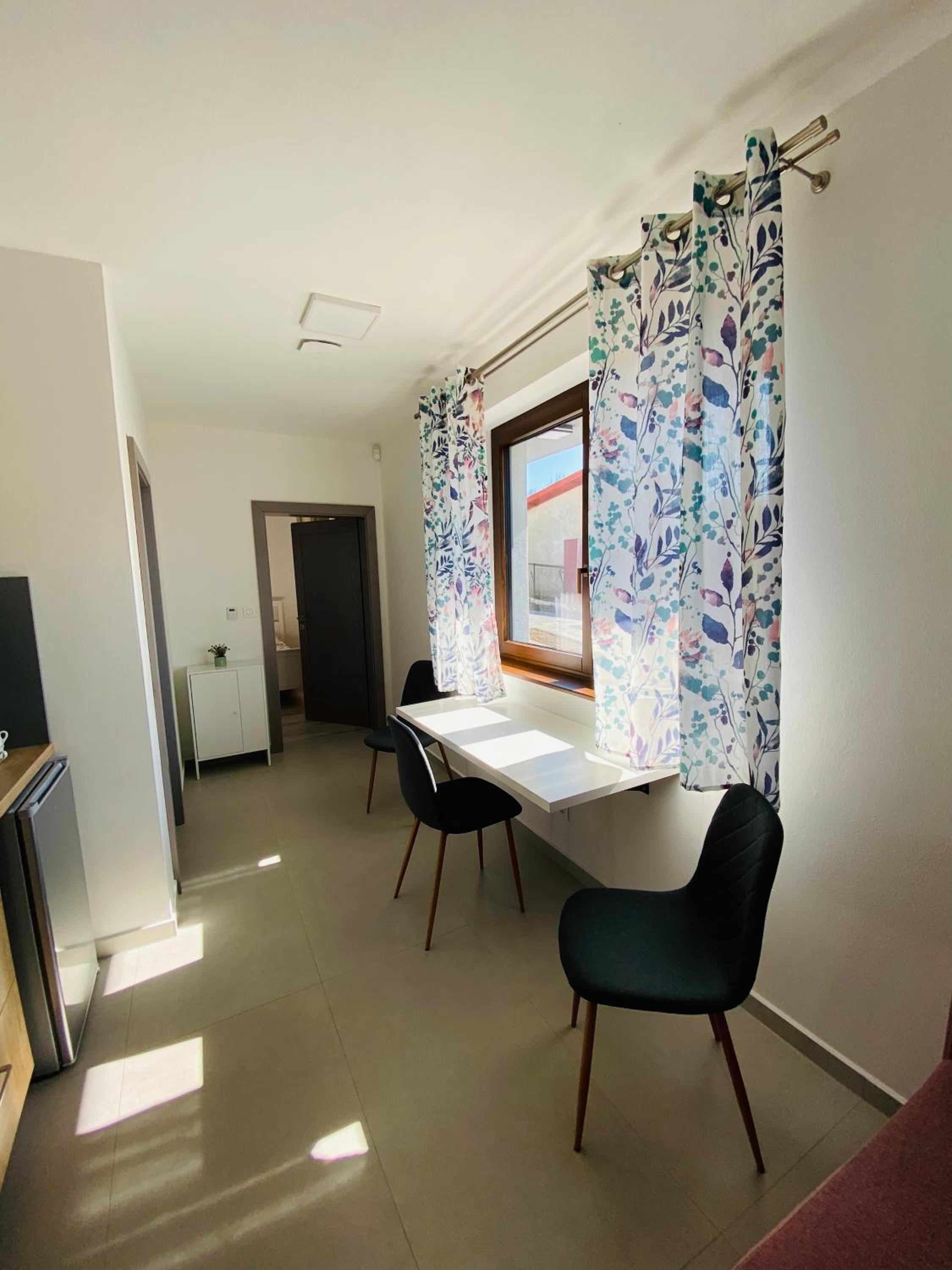 One-Bedroom Apartment - Photo 4