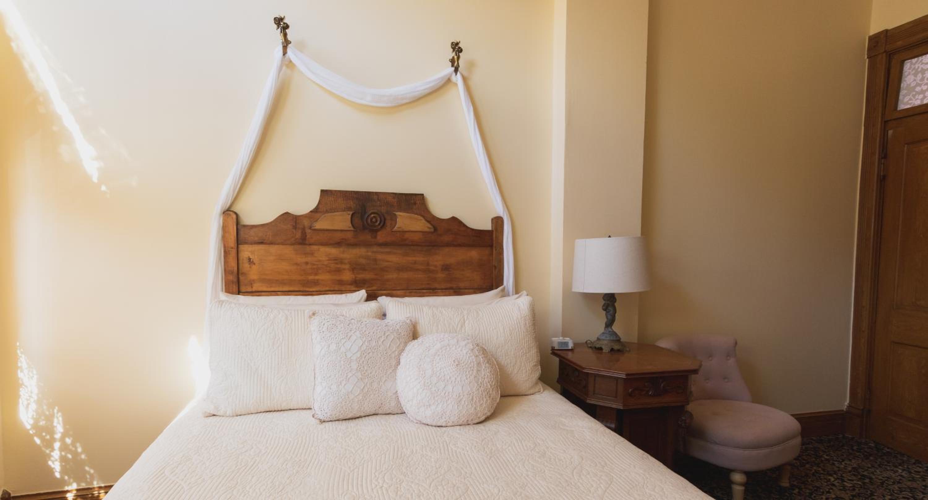 Queen Room with Shared Bathroom photo 1