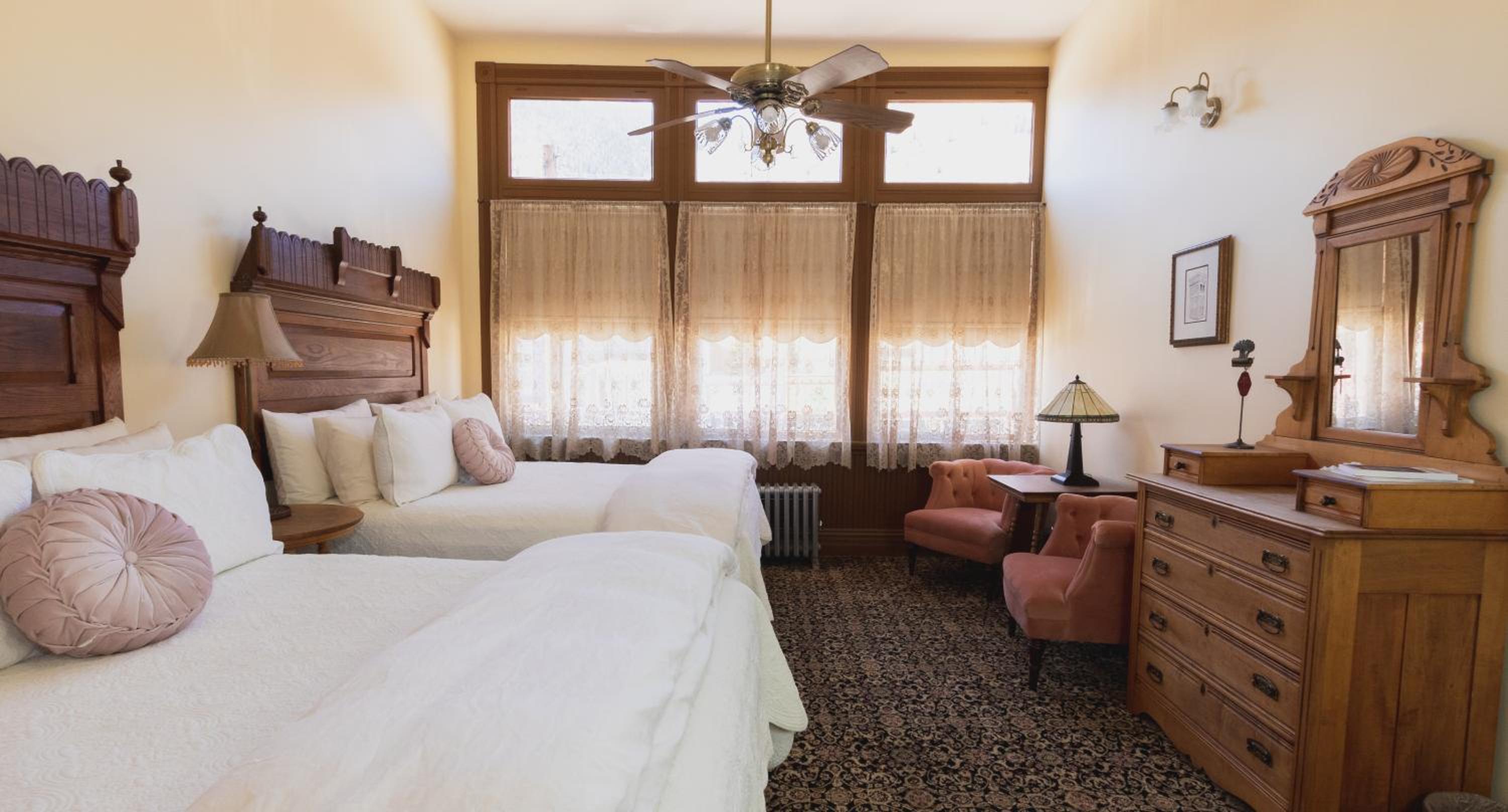 Queen Room with Two Queen Beds and Private Bathroom photo 3