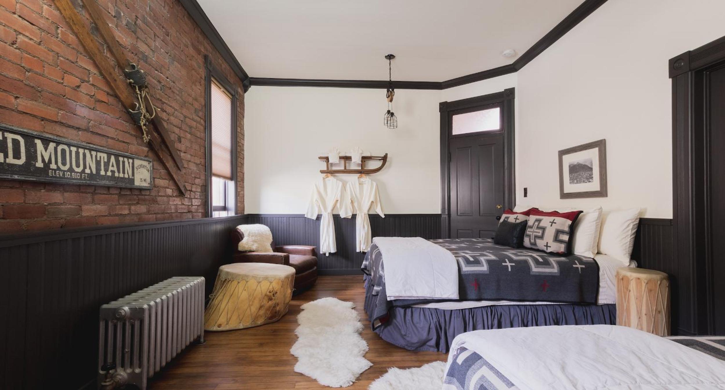 Queen Room with Two Queen Beds and Private Bathroom photo 1