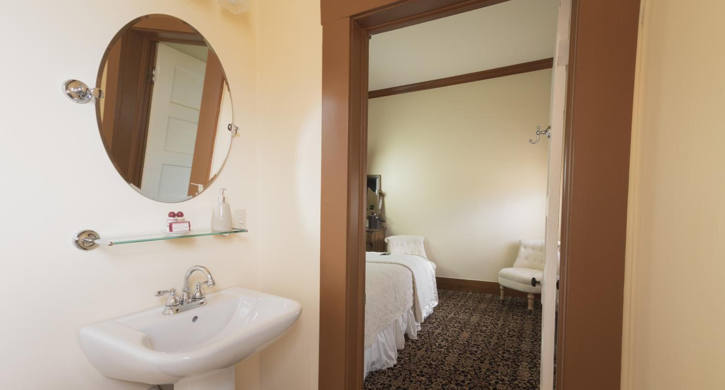 Queen Room with Two Queen Beds and Private Bathroom photo 3