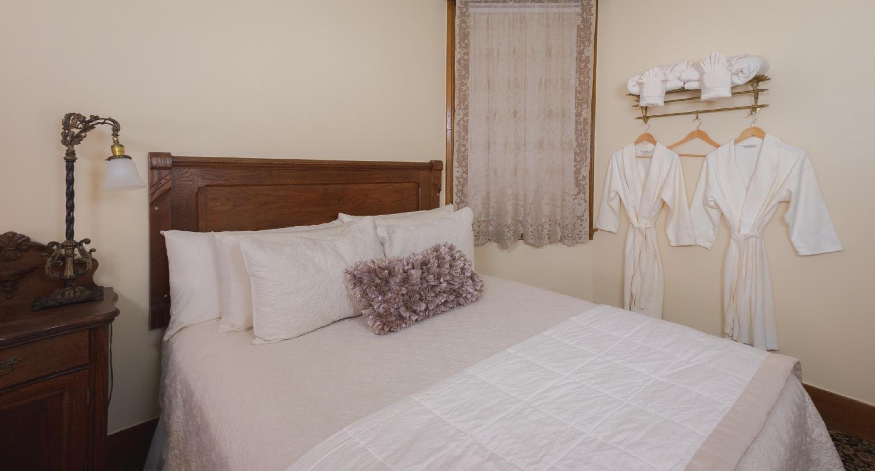 Queen Room with Two Queen Beds and Private Bathroom photo 2