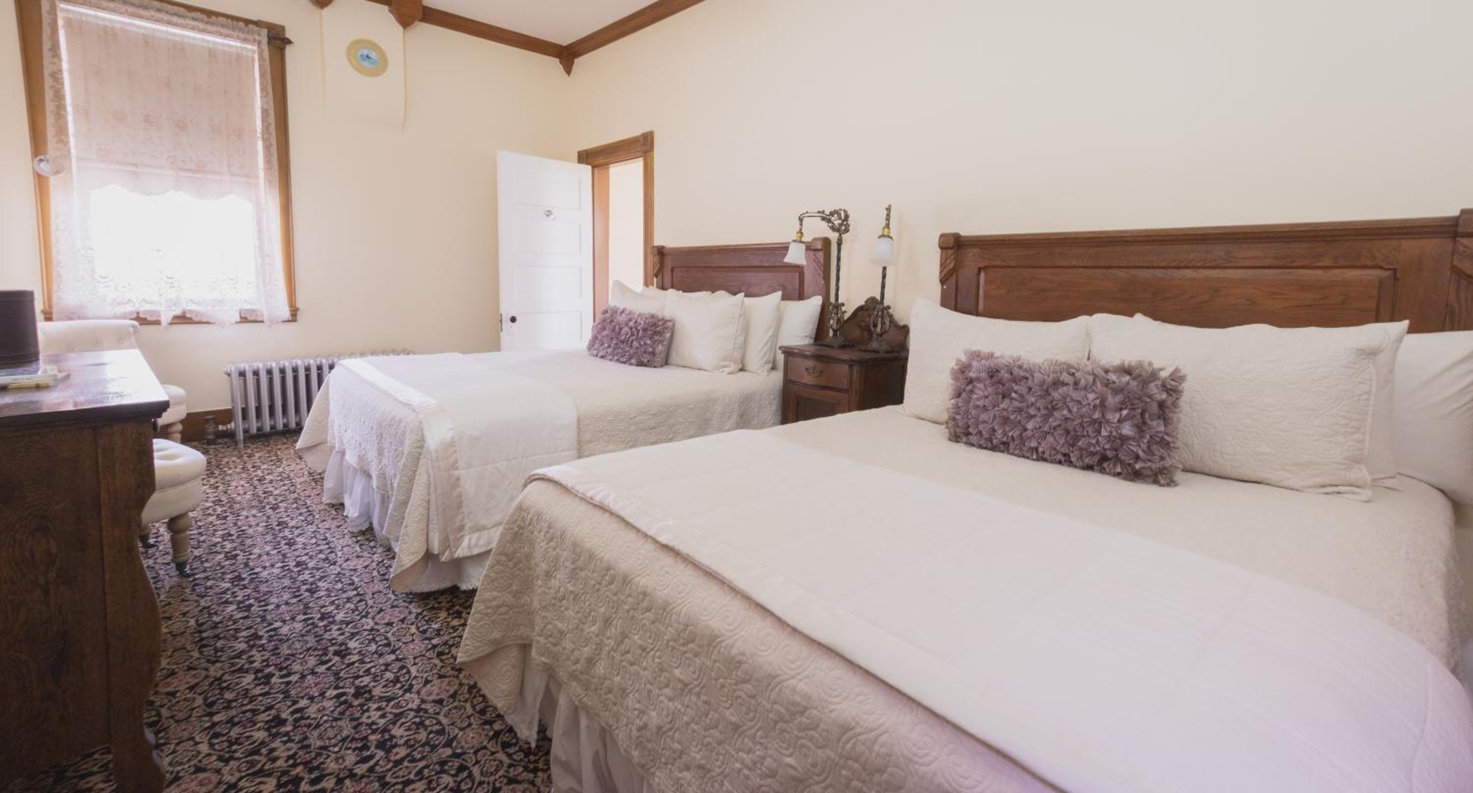Queen Room with Two Queen Beds and Private Bathroom photo 1