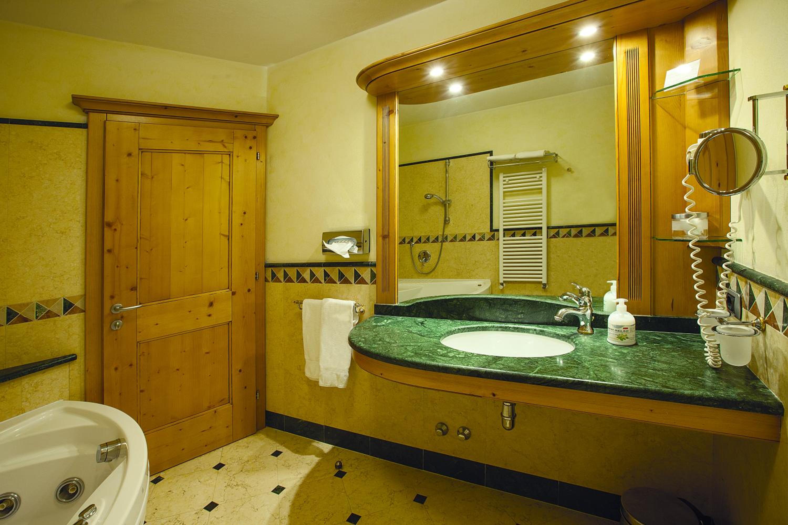 Suite with Balcony - Photo 2
